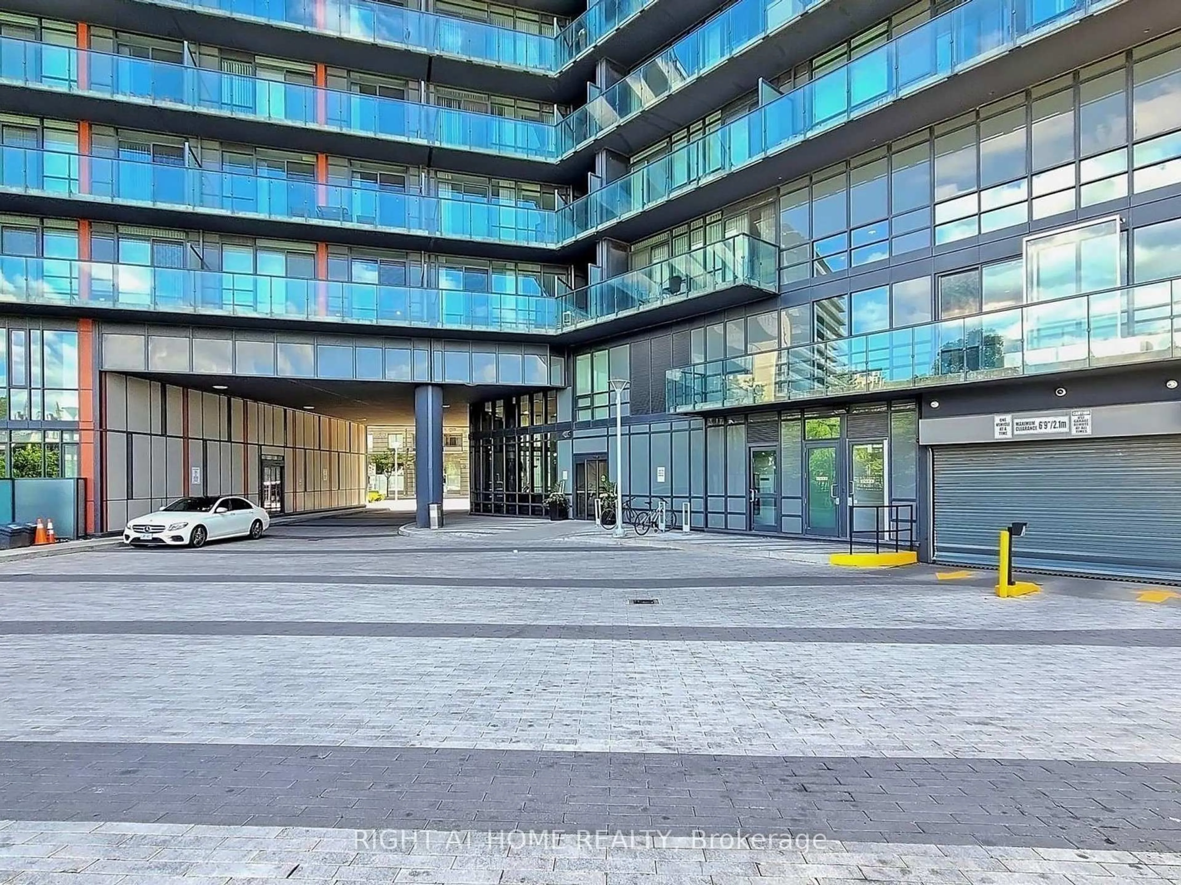 Indoor foyer for 825 Church St #3503, Toronto Ontario M4W 3Z4