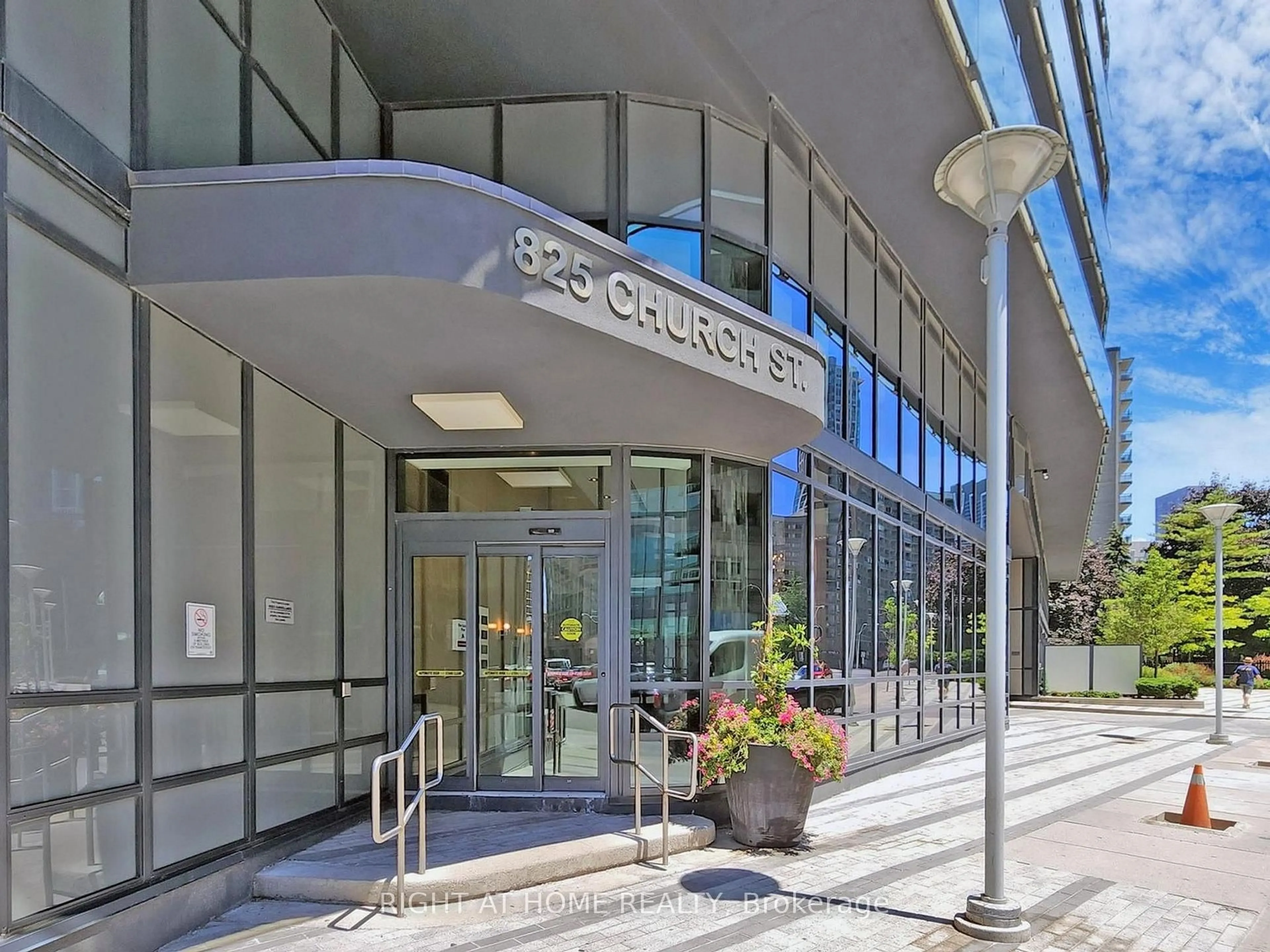 Indoor foyer for 825 Church St #3503, Toronto Ontario M4W 3Z4