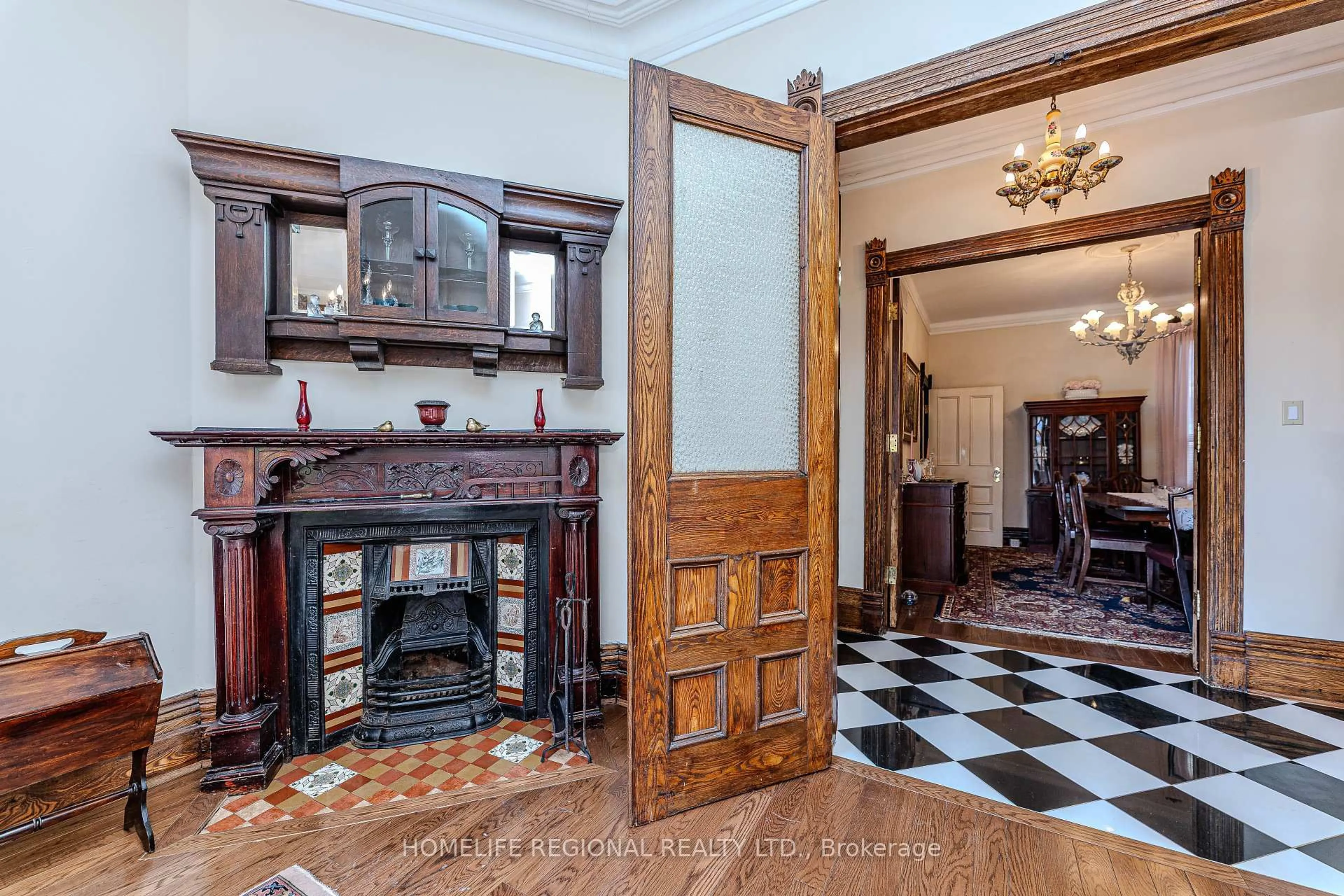Indoor foyer for 236 Dovercourt Rd, Toronto Ontario M6J 3E1