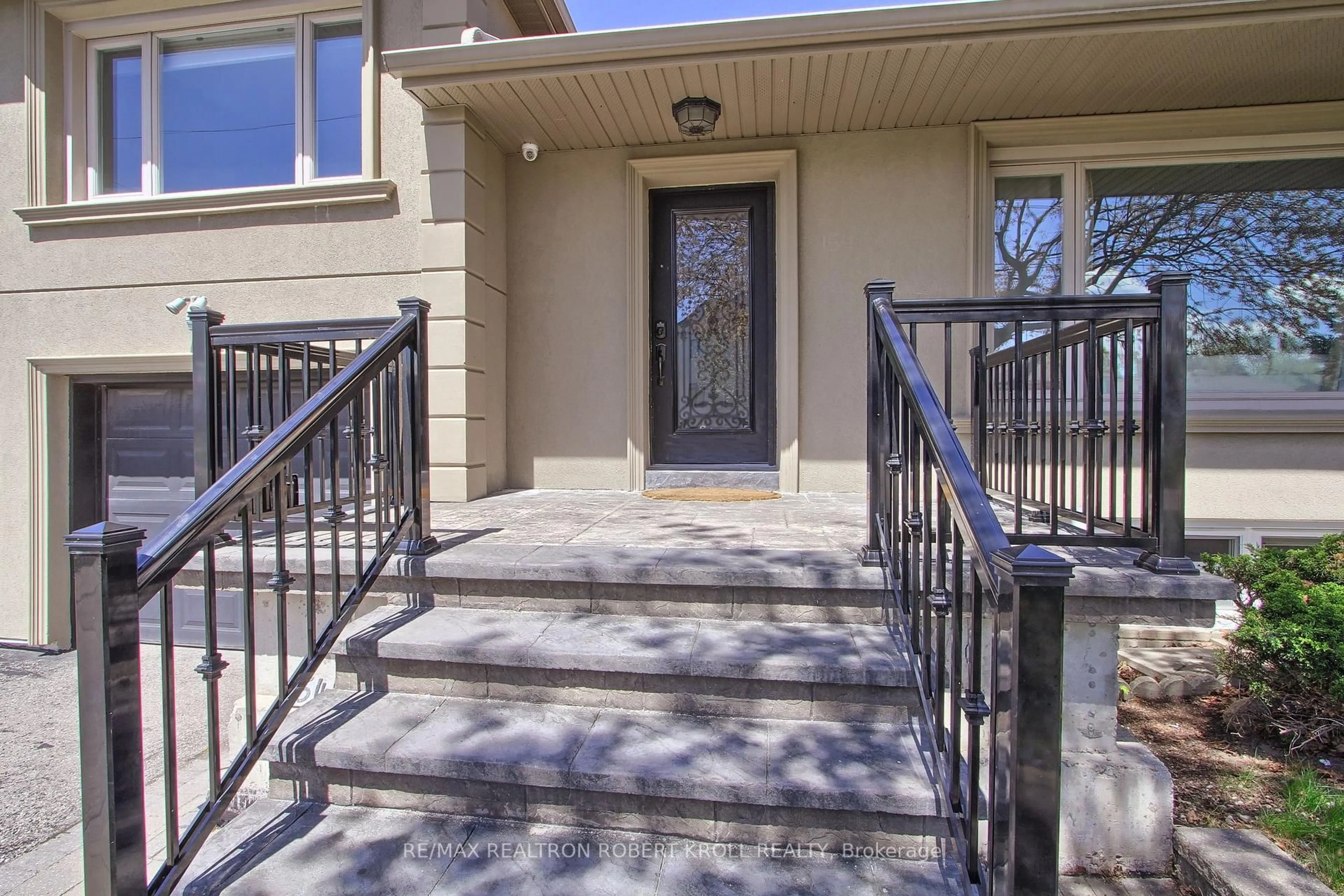 Indoor entryway for 154 Brighton Ave, Toronto Ontario M3H 4E2