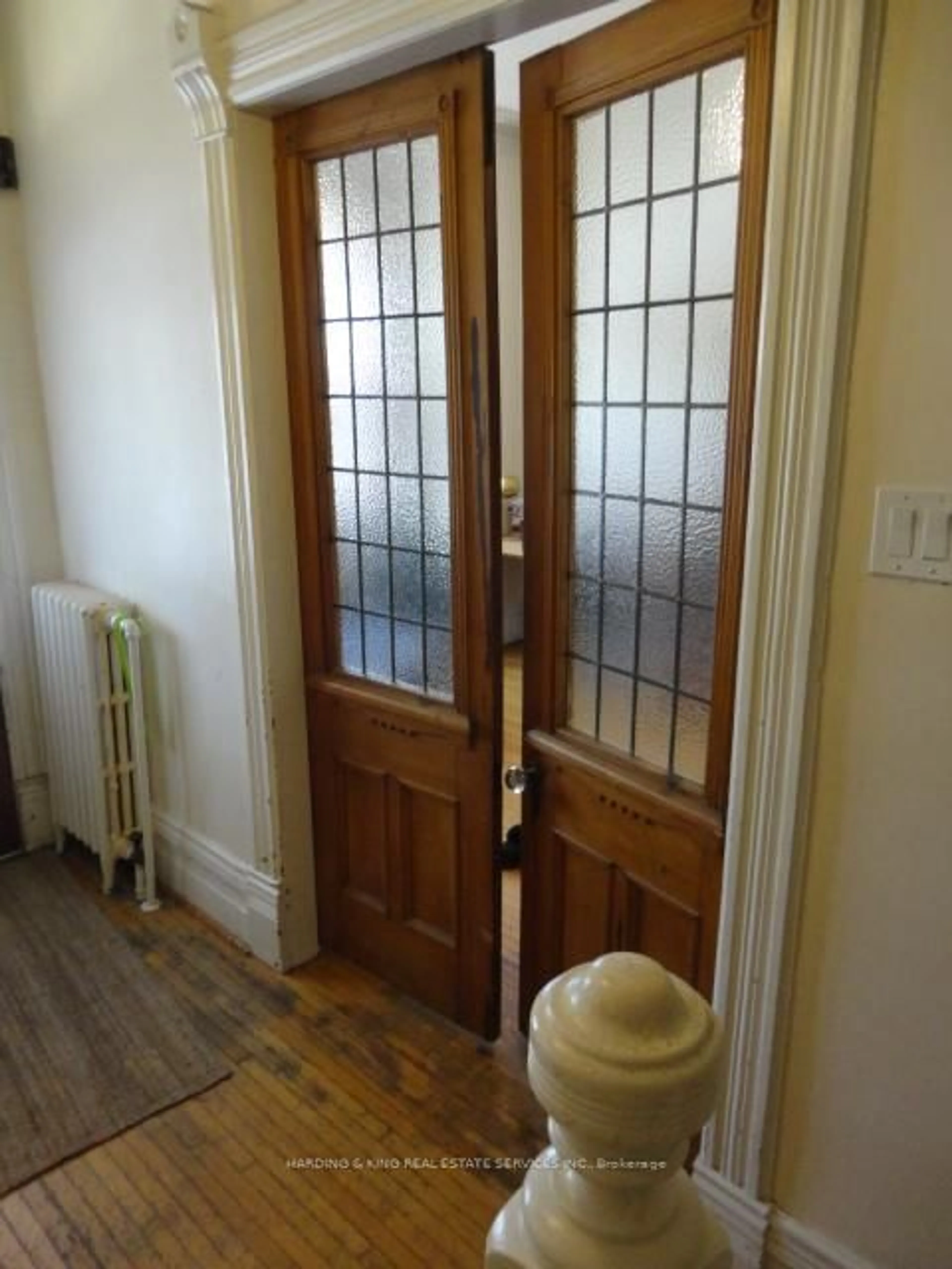 Indoor entryway for 128 Lennox St, Toronto Ontario M6G 1J6