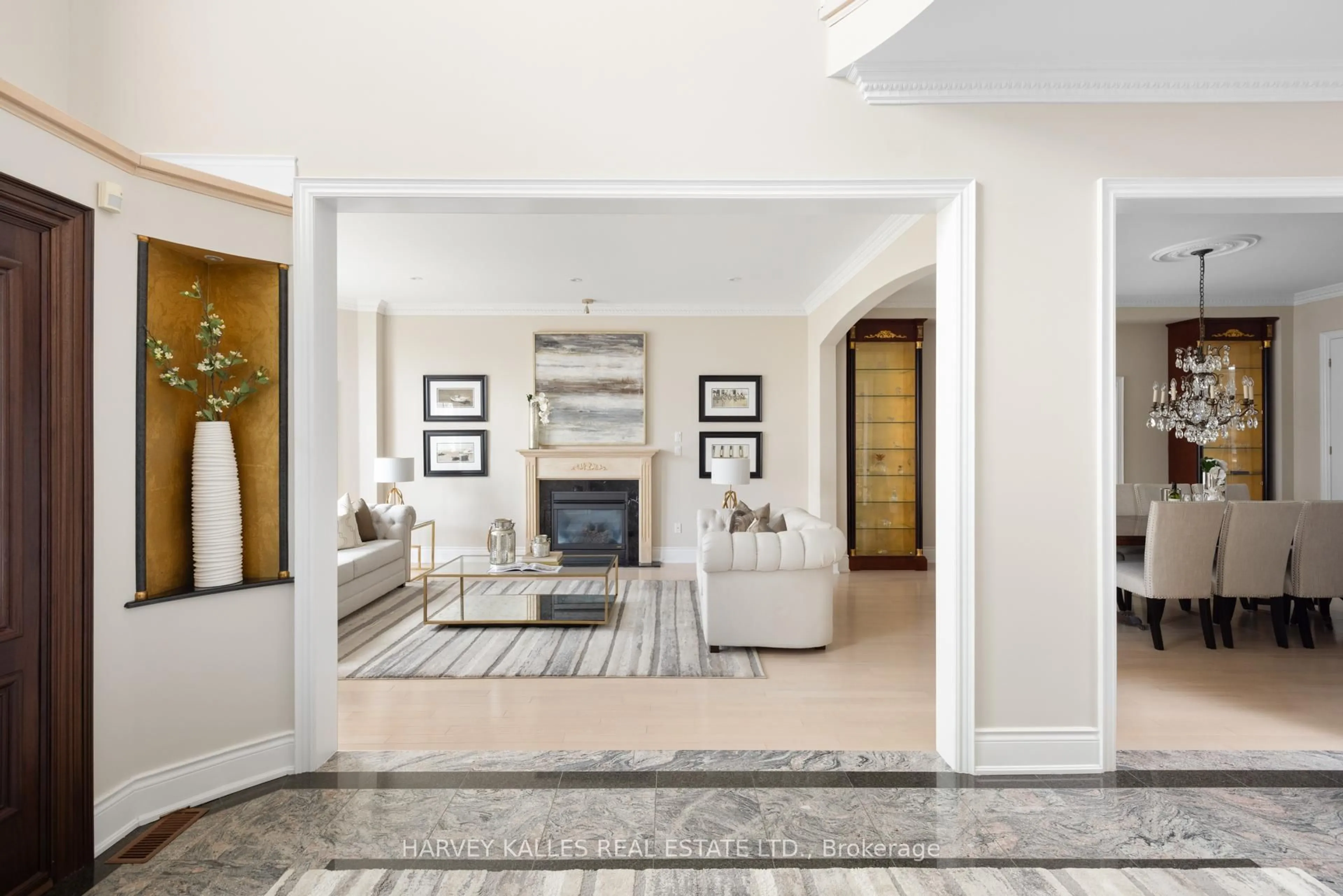 Indoor foyer for 60 Bowan Crt, Toronto Ontario M2K 3A7