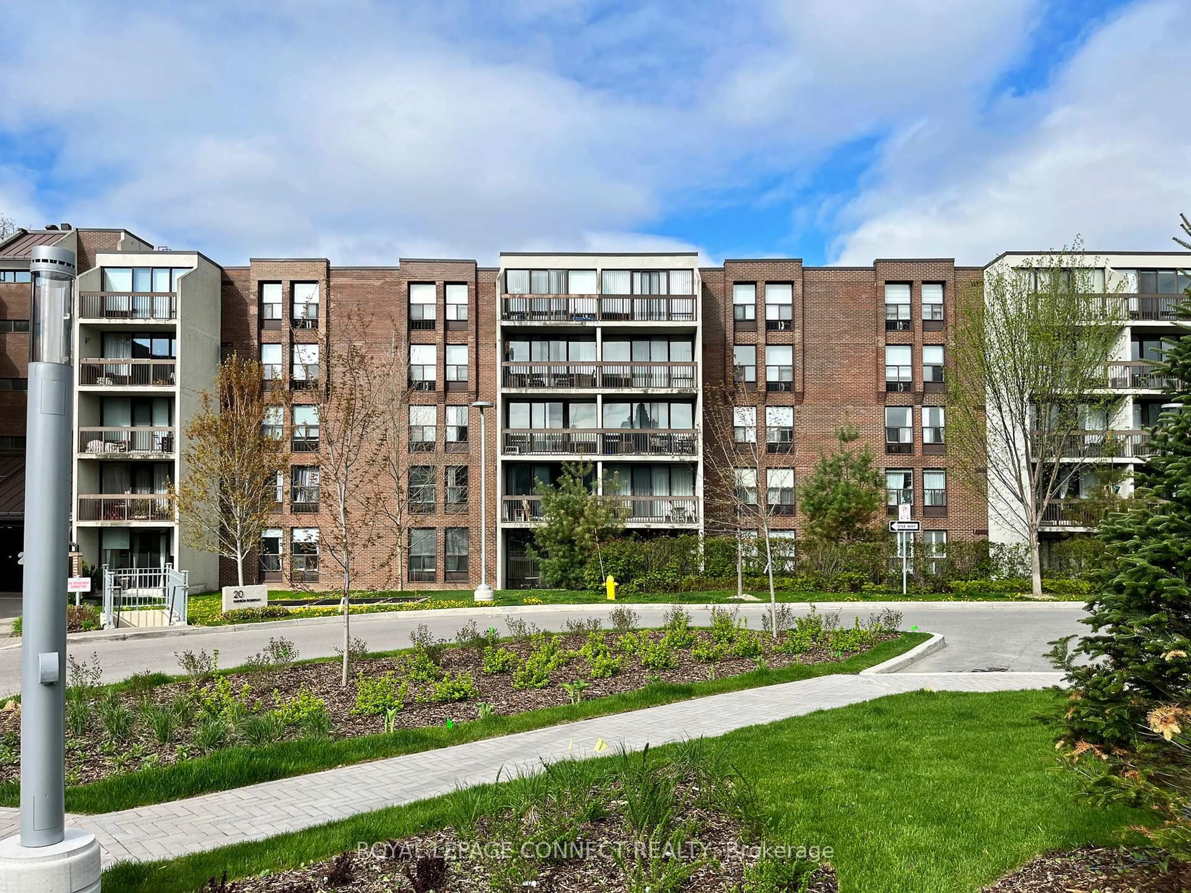 Patio, building for 20 Fashion Roseway N/A #405, Toronto Ontario M2N 6B5