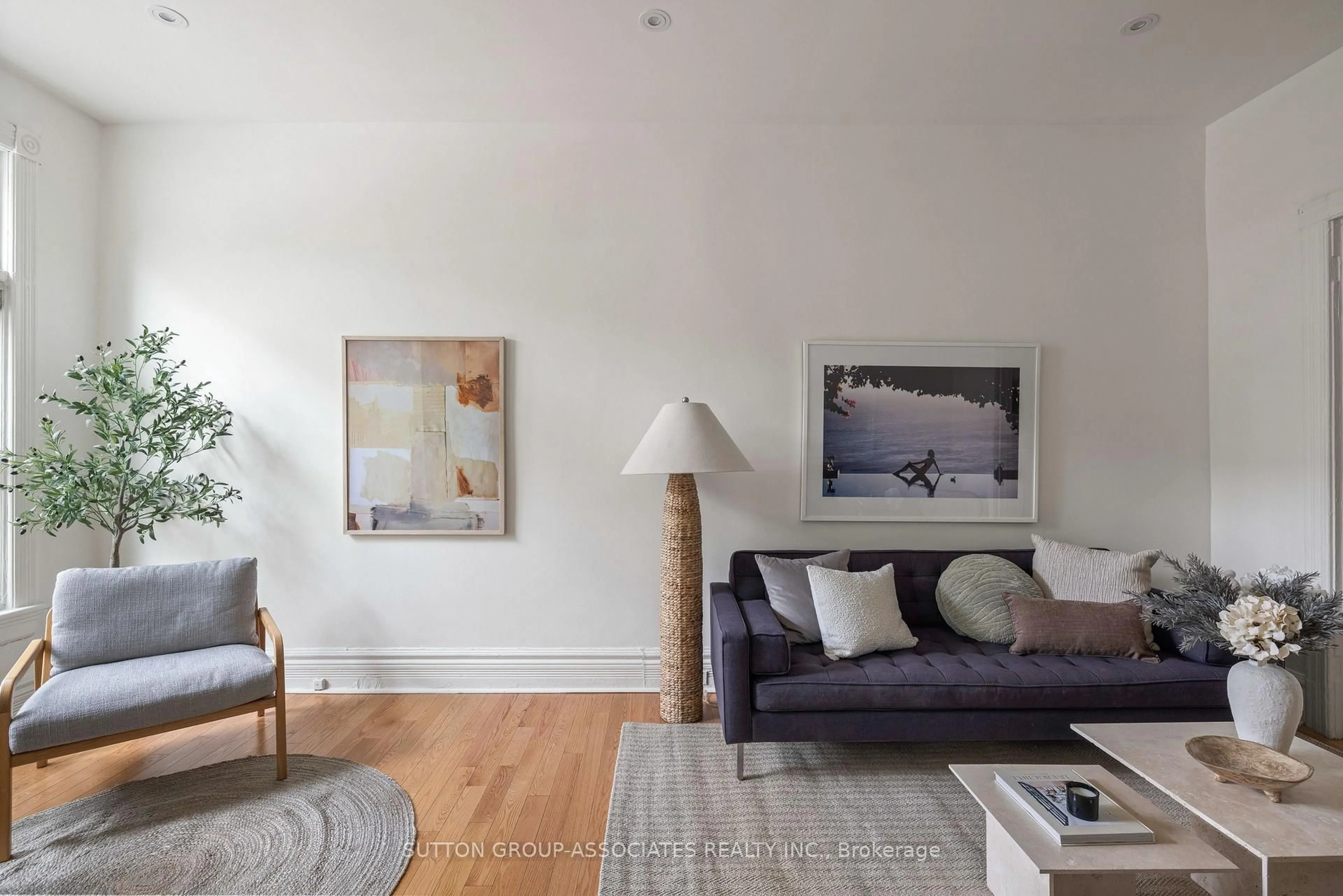 Living room with furniture, wood/laminate floor for 102 Major St, Toronto Ontario M5S 2L2