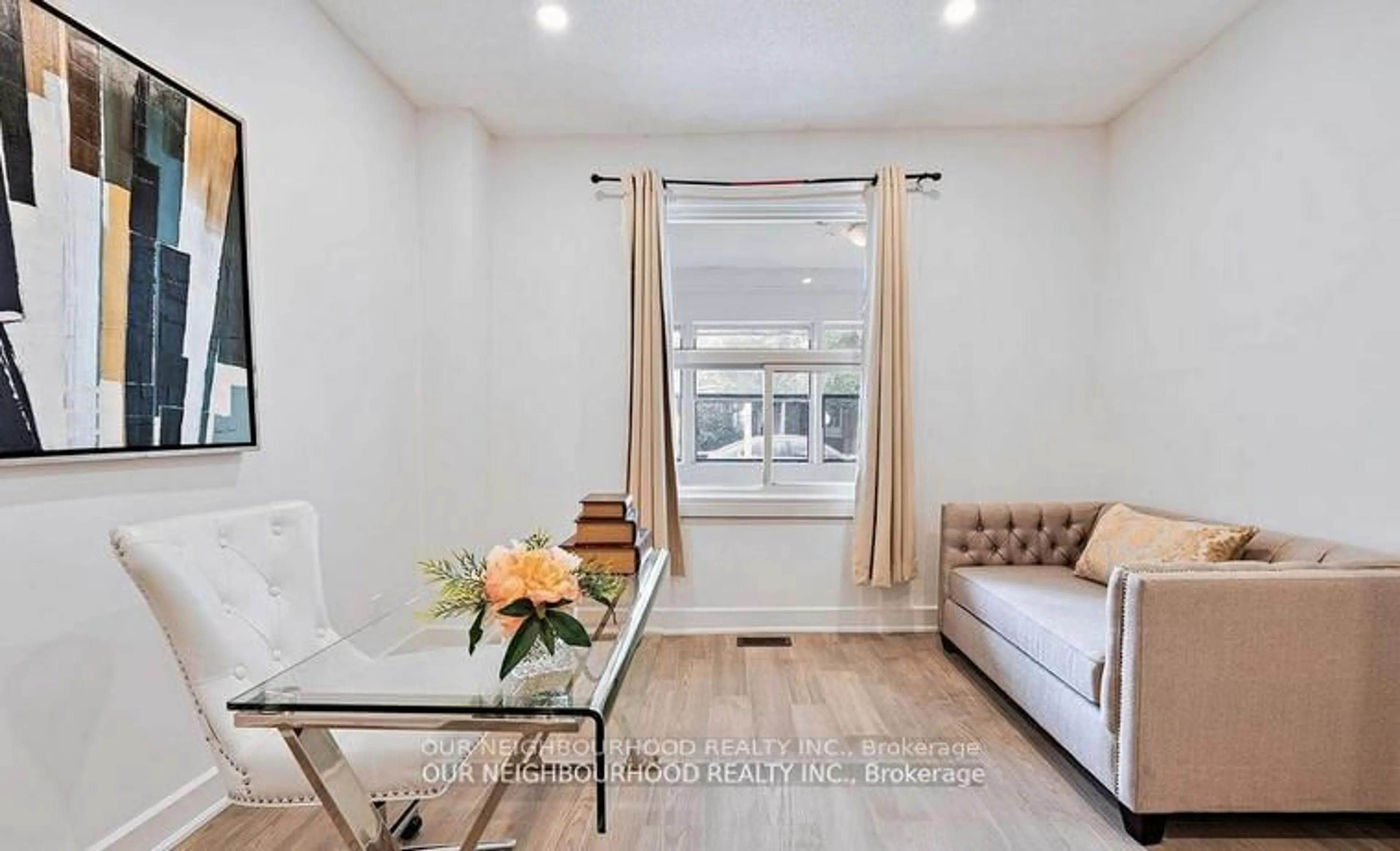 Living room with furniture, unknown for 243 Lippincott St, Toronto Ontario M5S 2P4