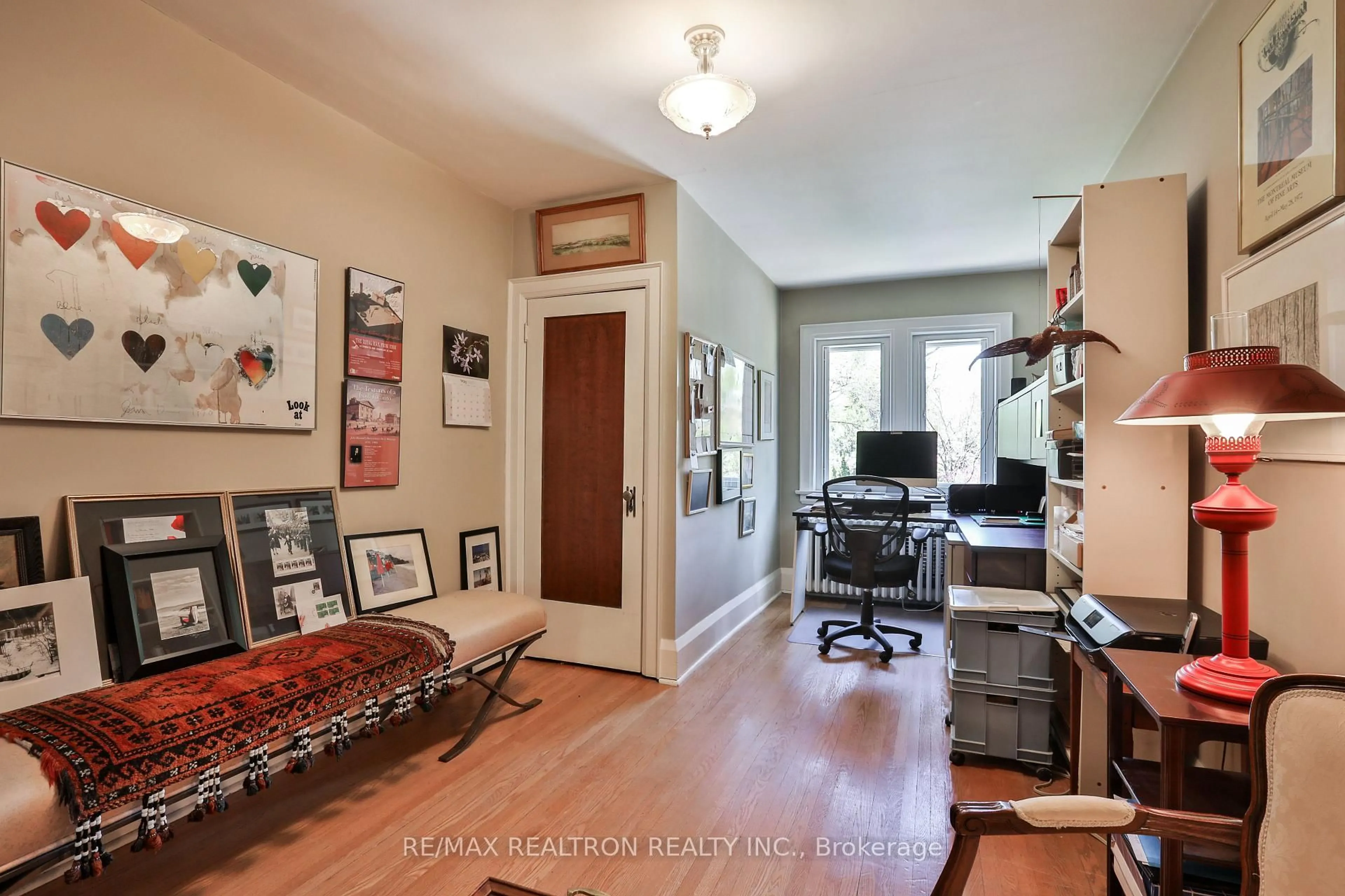Indoor entryway for 814 Duplex Ave, Toronto Ontario M4R 1W7