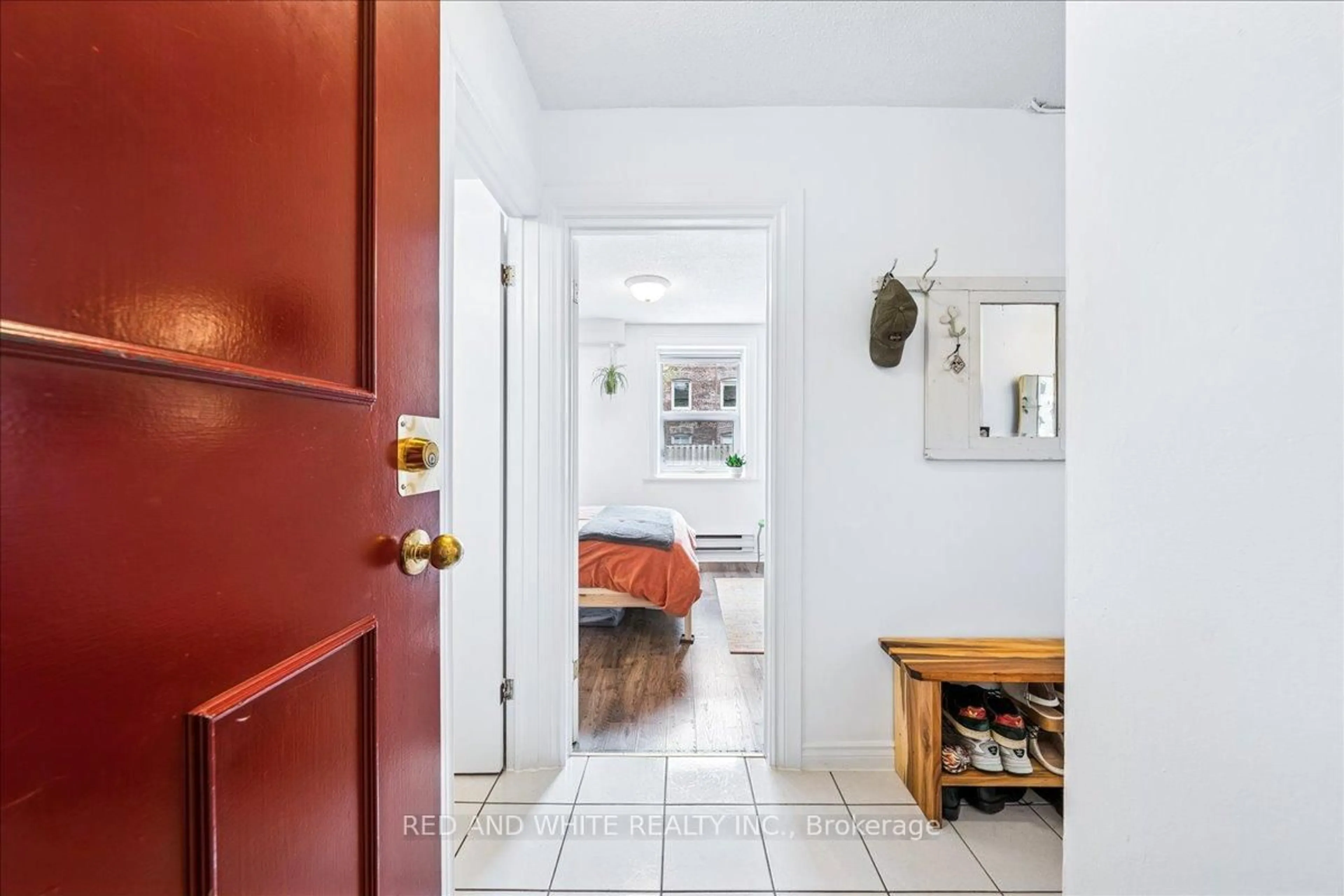 Indoor entryway for 114 Vaughan Rd #103, Toronto Ontario M6C 2M1