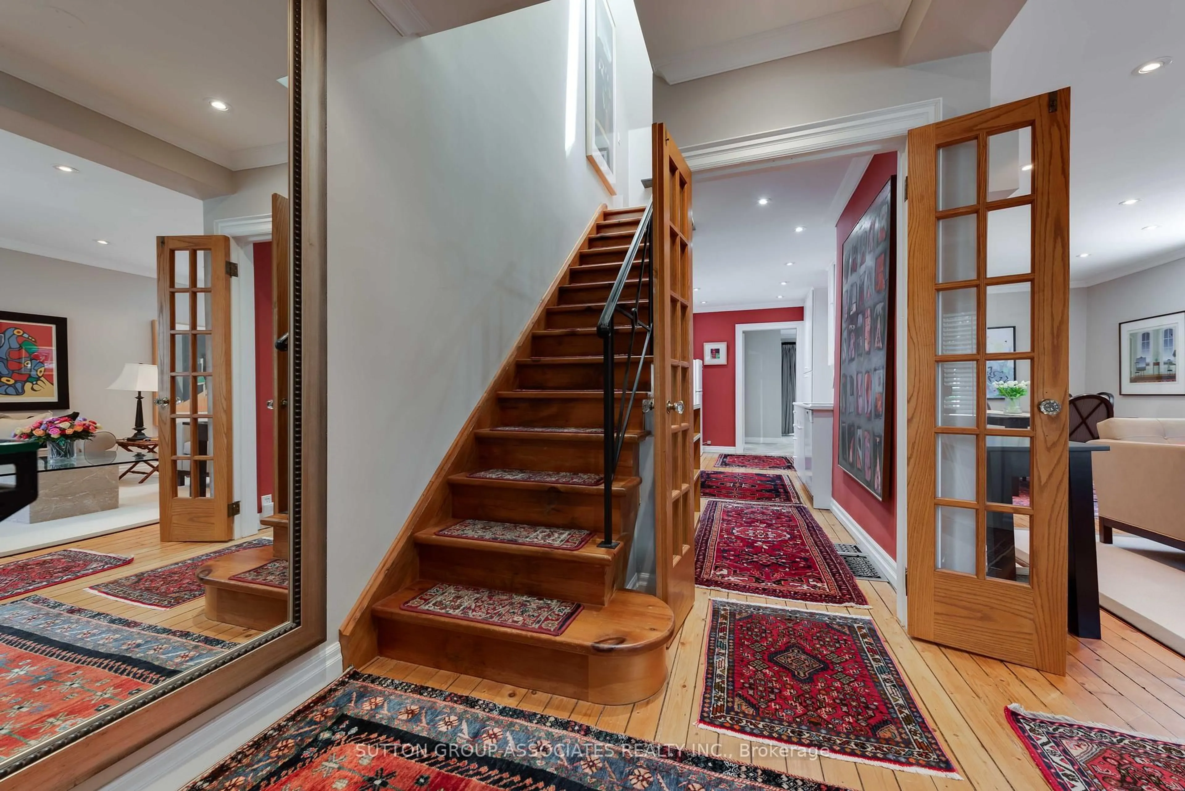 Indoor foyer for 425 Arlington Ave, Toronto Ontario M6C 3A4