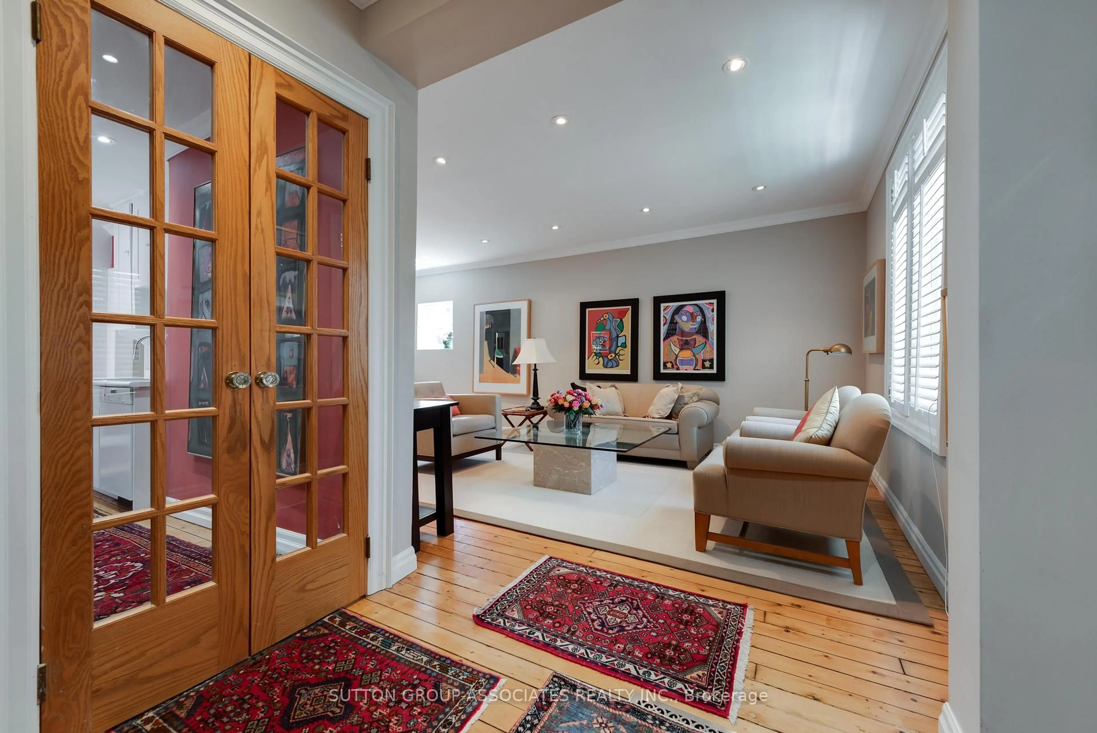 Indoor foyer for 425 Arlington Ave, Toronto Ontario M6C 3A4