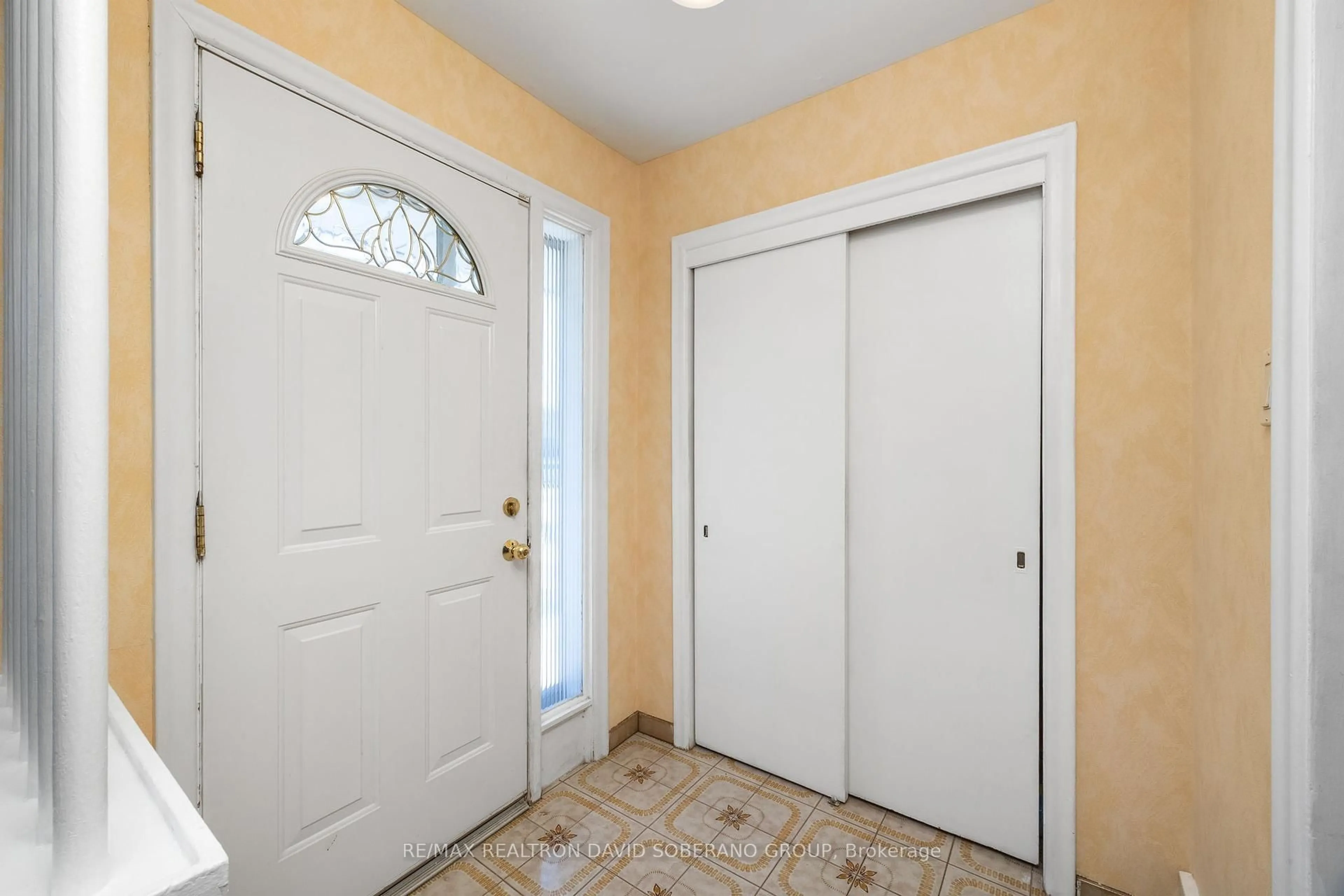 Indoor entryway for 100 Sultana Ave, Toronto Ontario M6A 1T3