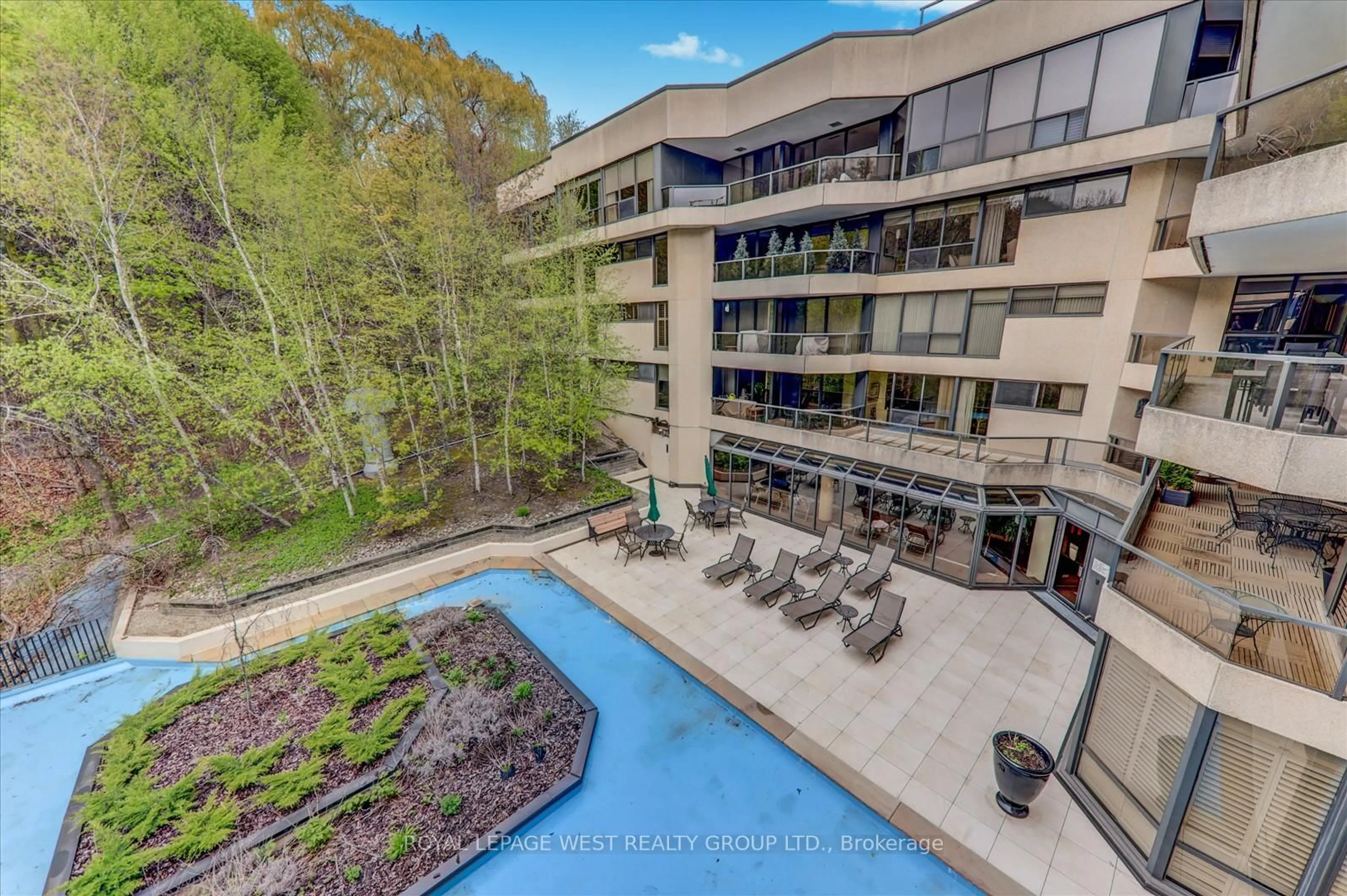A pic from outside/outdoor area/front of a property/back of a property/a pic from drone, water/lake/river/ocean view for 3900 Yonge St #909, Toronto Ontario M4N 3N6