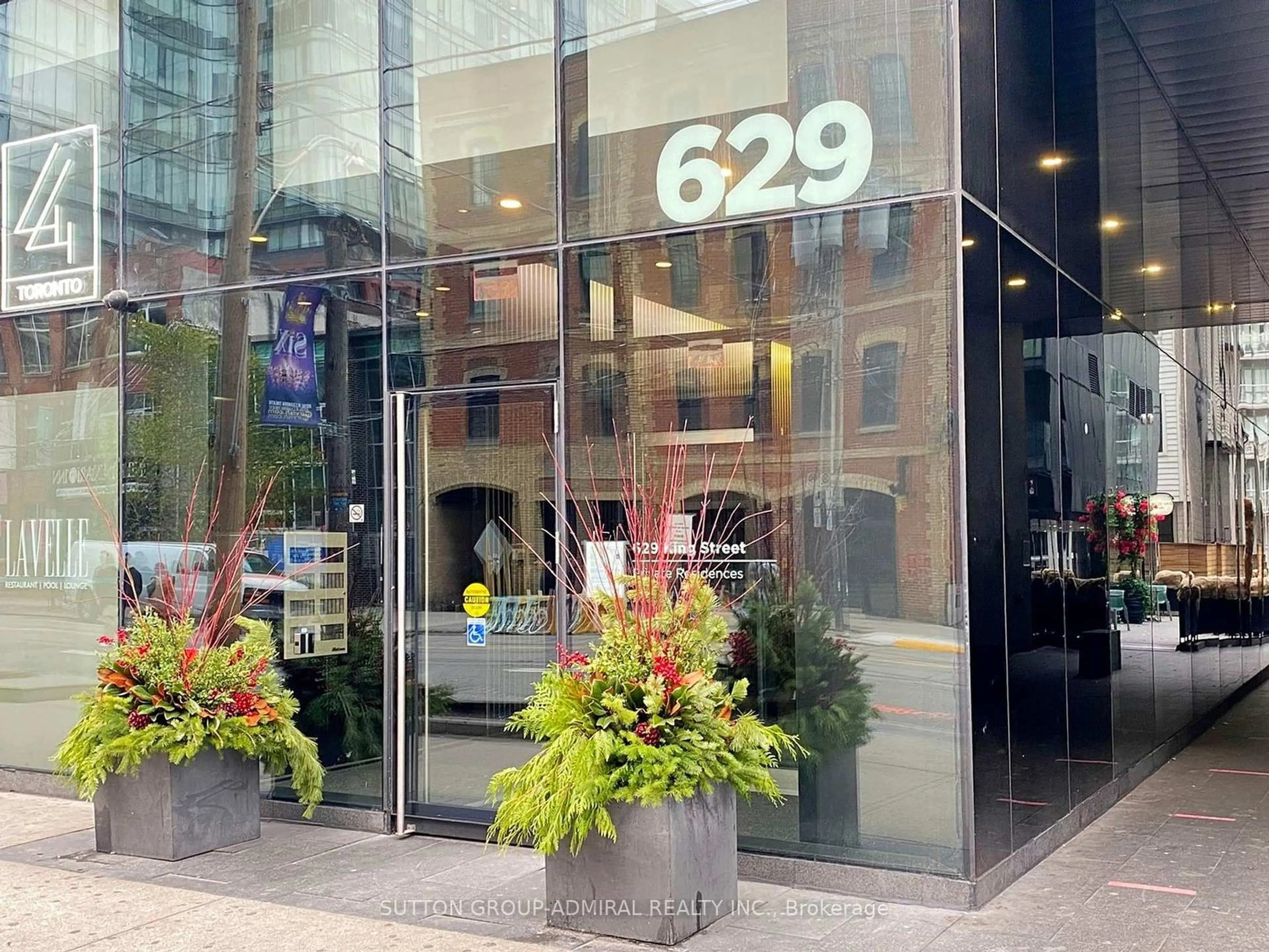 Indoor foyer for 629 King St #410, Toronto Ontario M5V 0G9