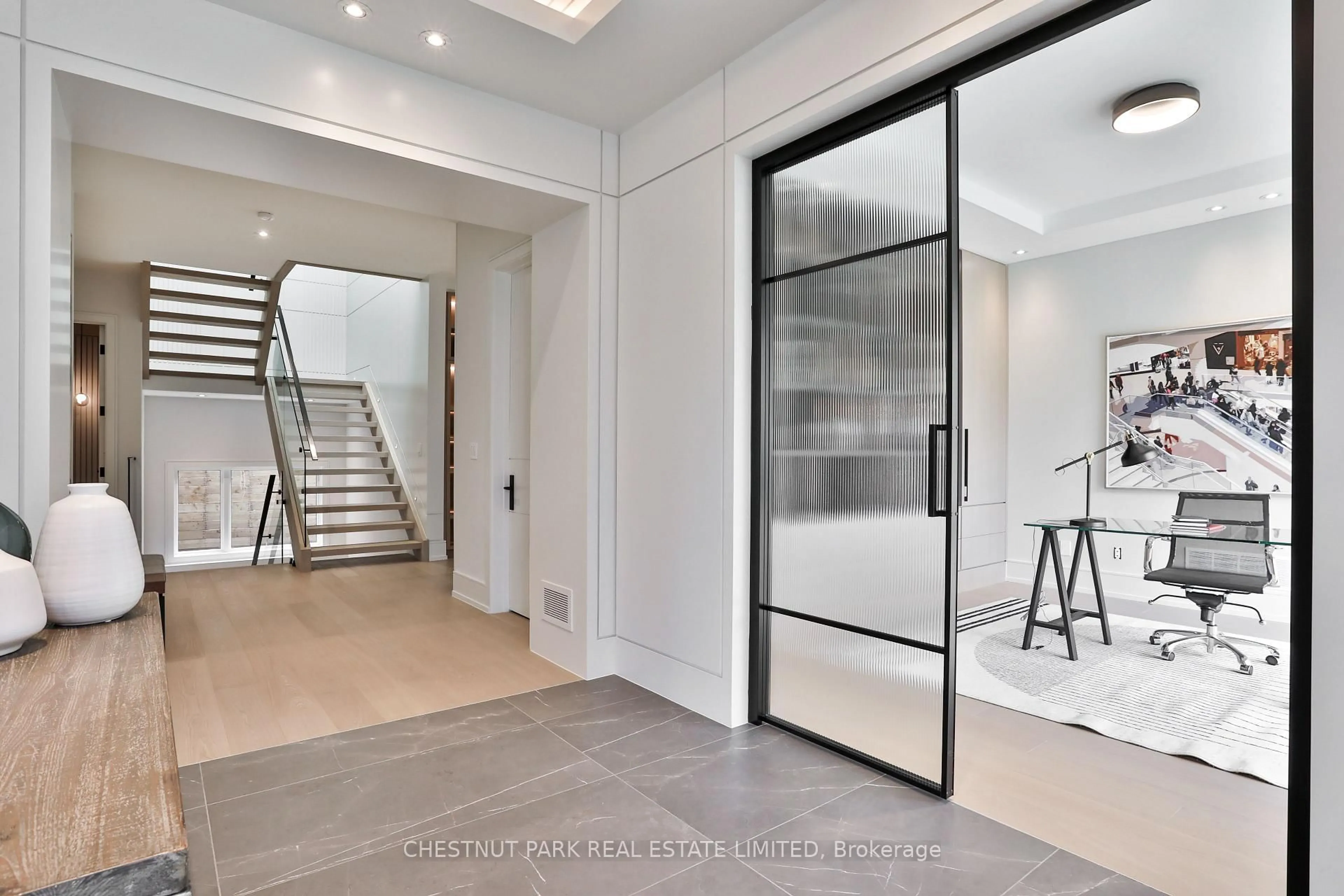 Indoor foyer for 2 Marchwood Dr, Toronto Ontario M3H 1J8