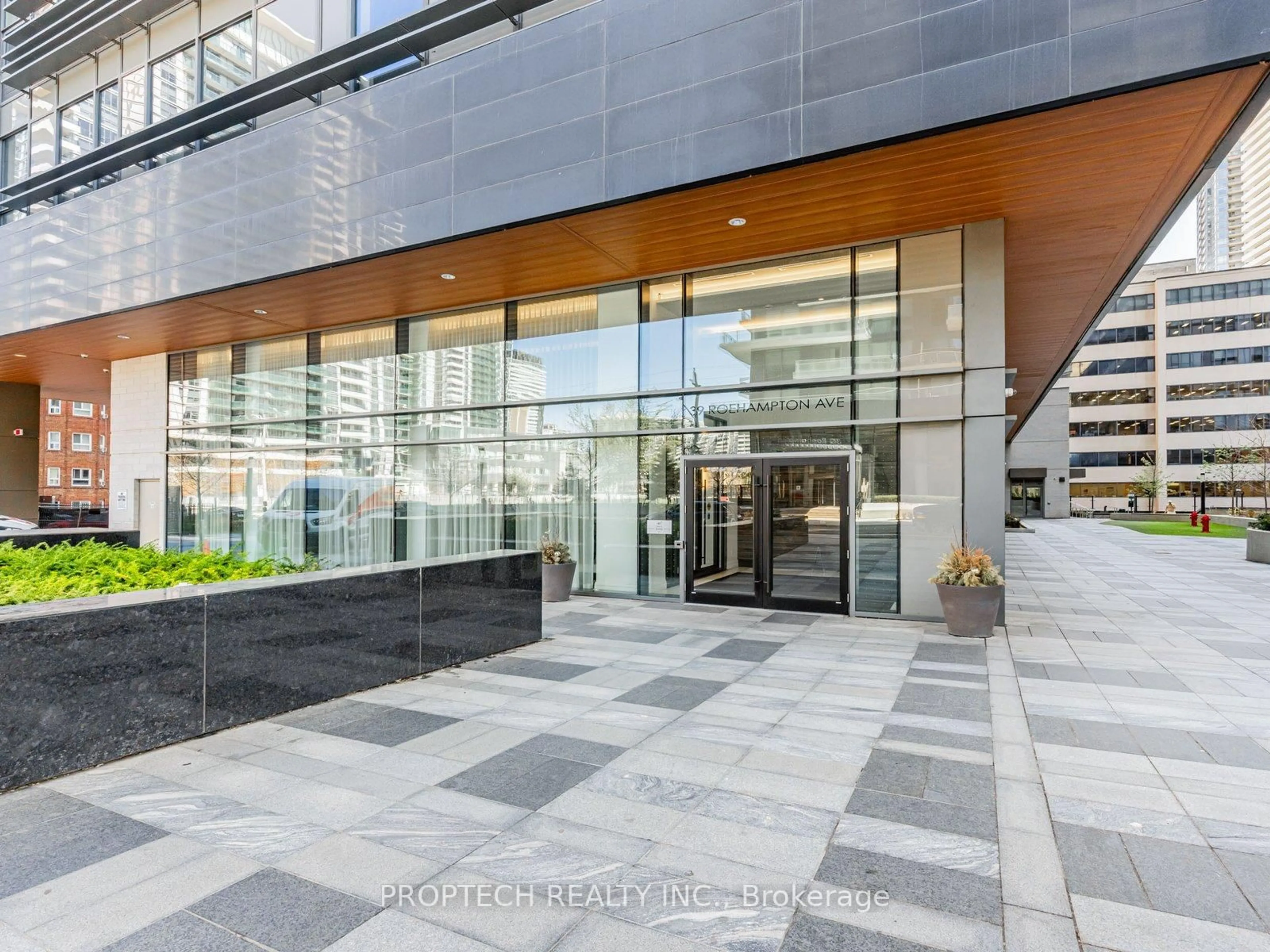 Indoor foyer for 39 Roehampton Ave #4201, Toronto Ontario M4P 1P9