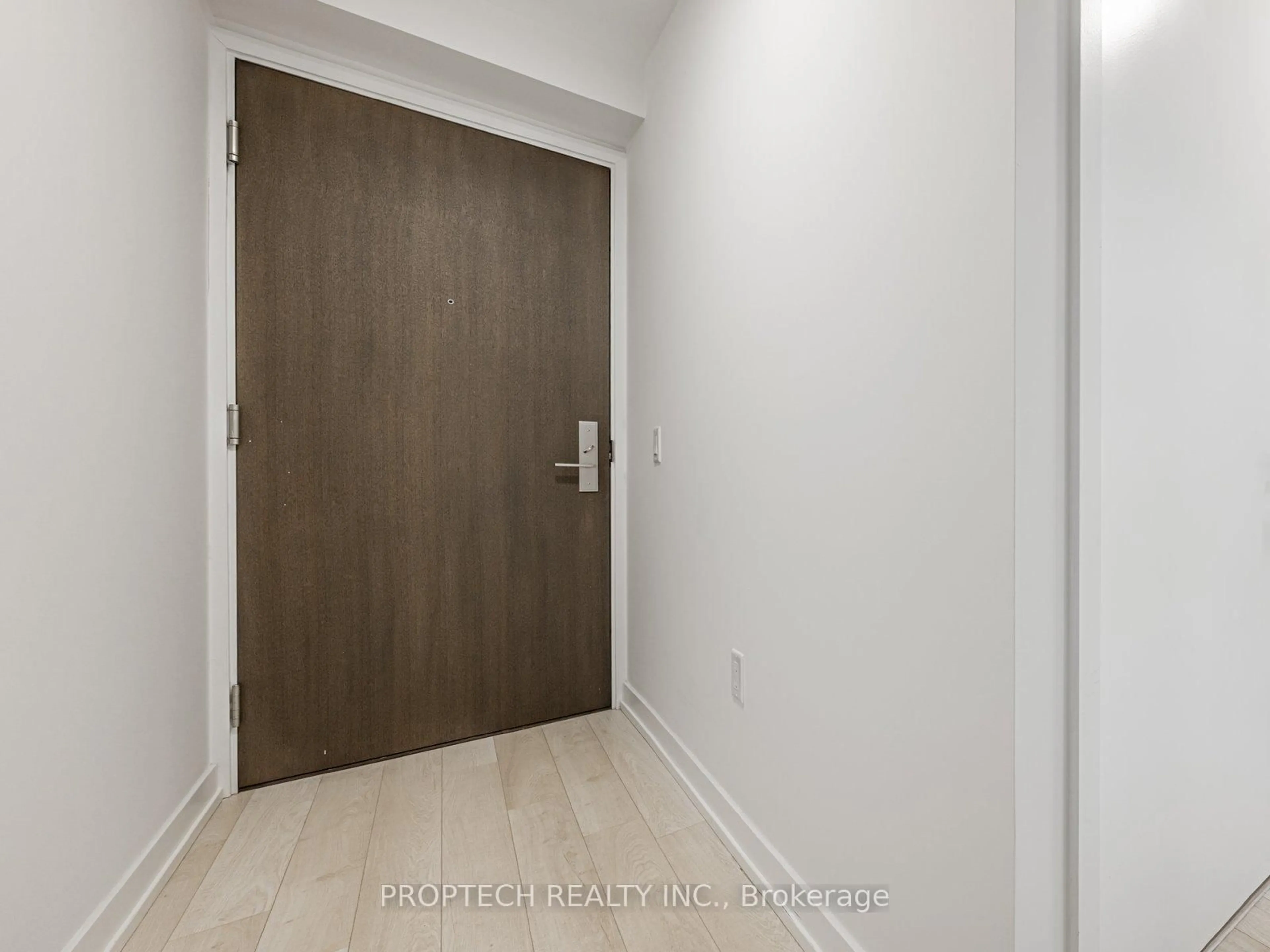 Indoor entryway for 39 Roehampton Ave #4201, Toronto Ontario M4P 1P9