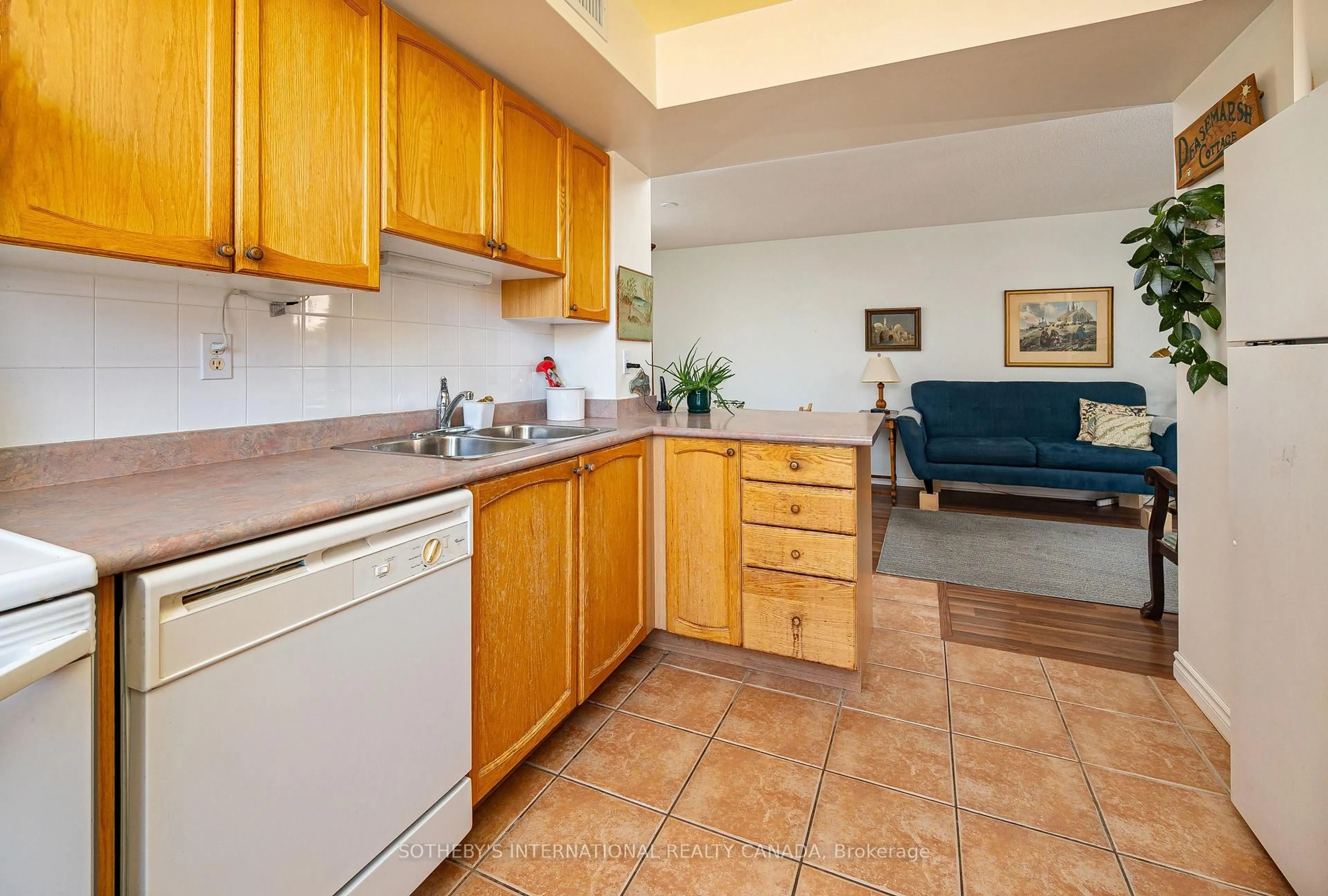 Standard kitchen, ceramic/tile floor for 253 Merton St #215, Toronto Ontario M4S 3H2