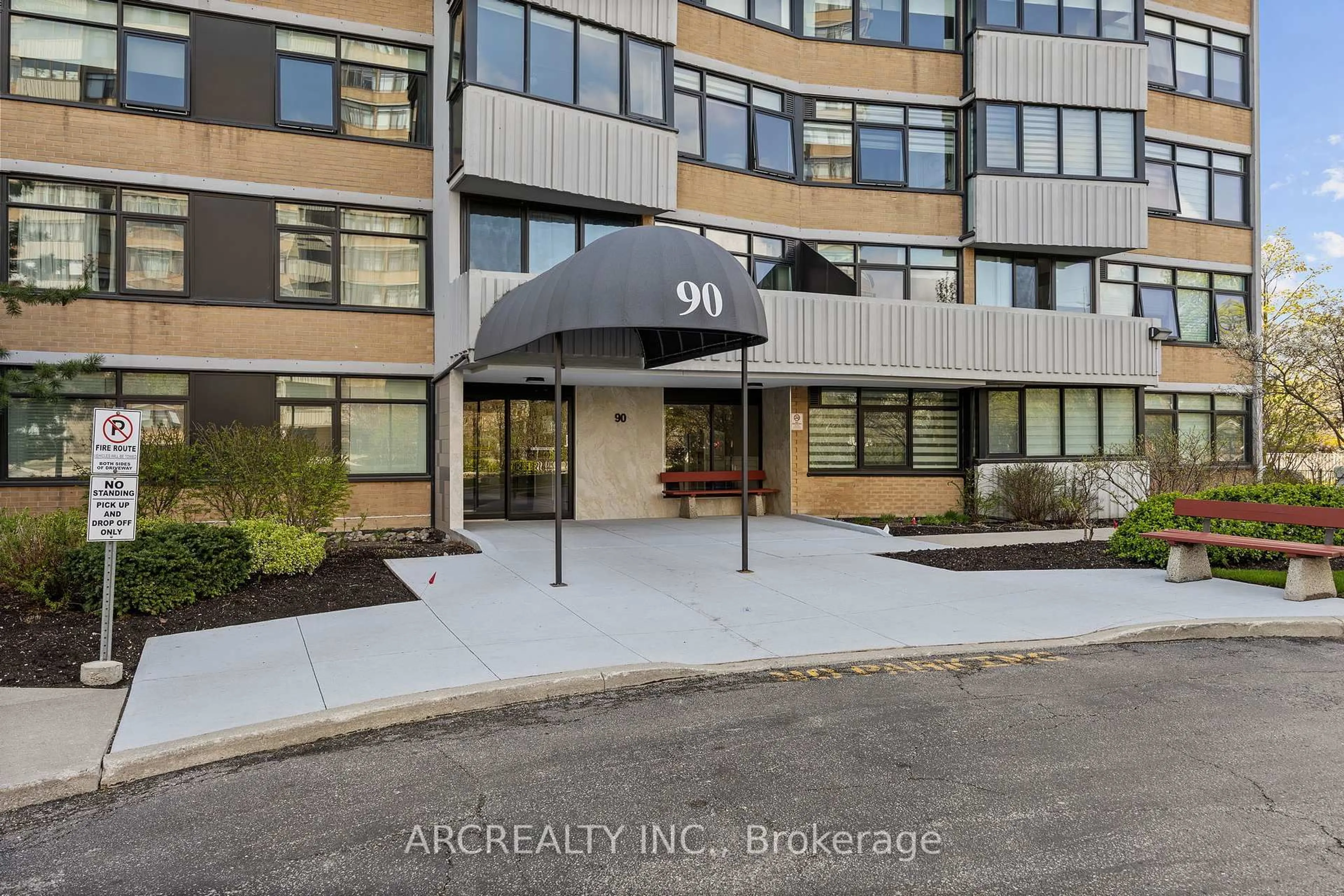 Indoor entryway for 90 Fisherville Rd #304, Toronto Ontario M2R 3J9