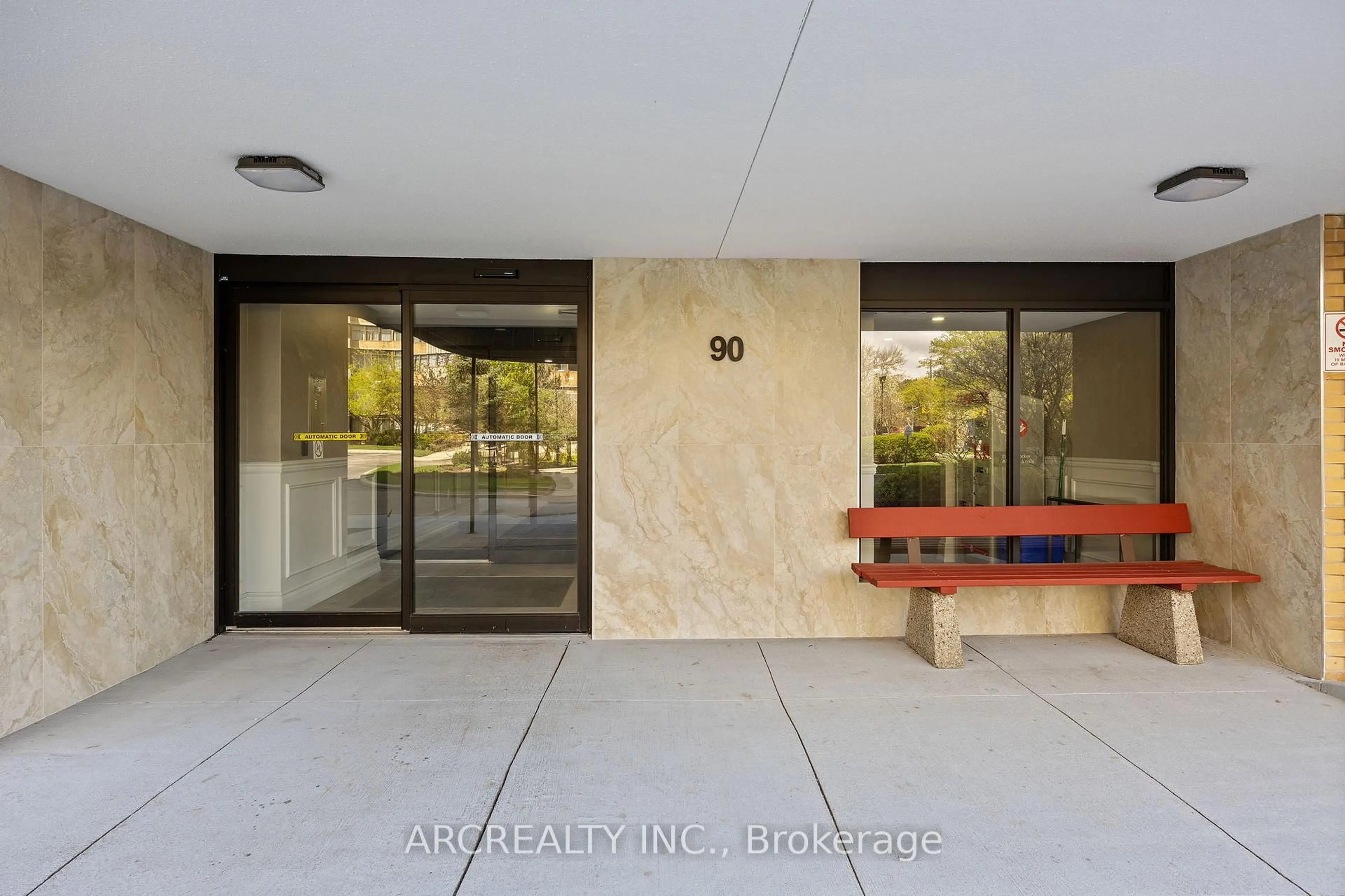 Indoor foyer for 90 Fisherville Rd #304, Toronto Ontario M2R 3J9