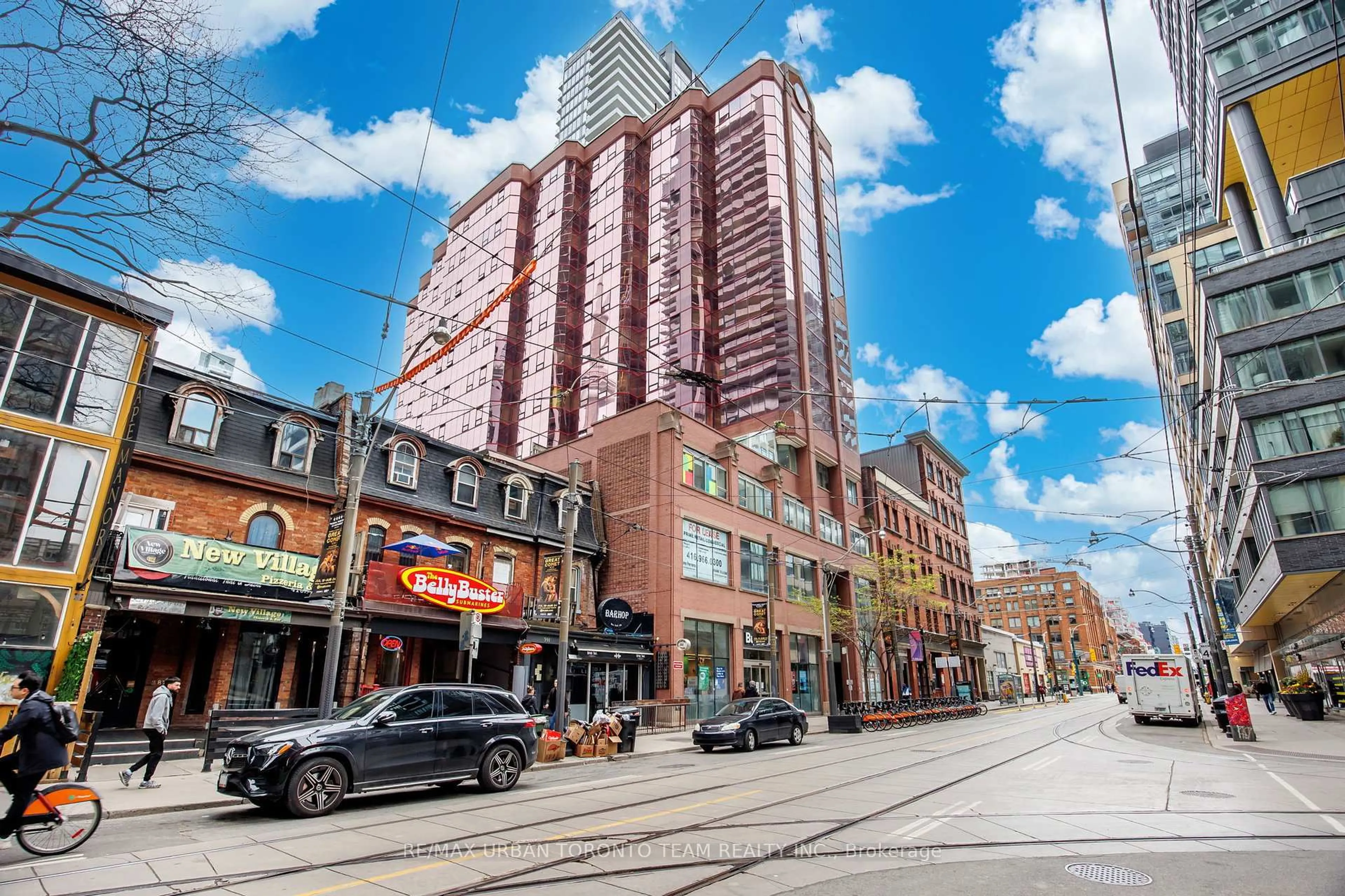 Patio, building for 393 King St #401, Toronto Ontario M5V 3G8