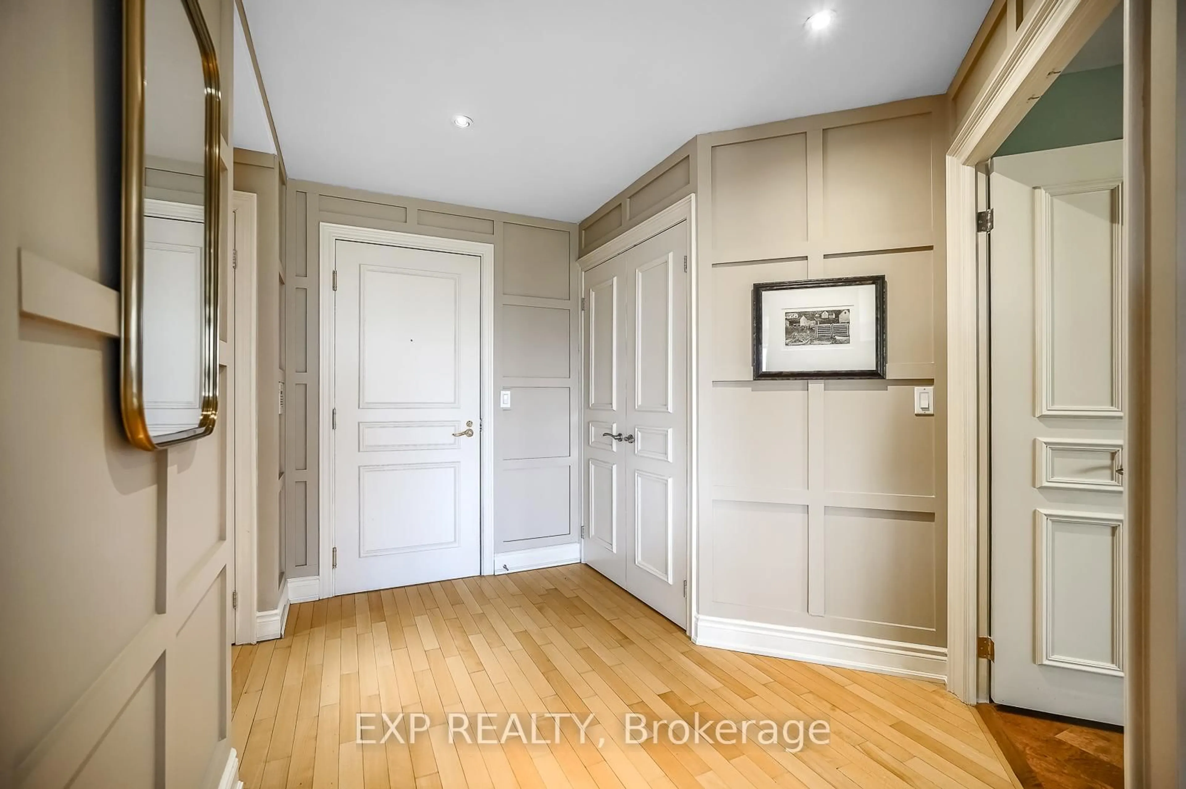 Indoor entryway for 2 Roxborough St #502, Toronto Ontario M4W 3V7
