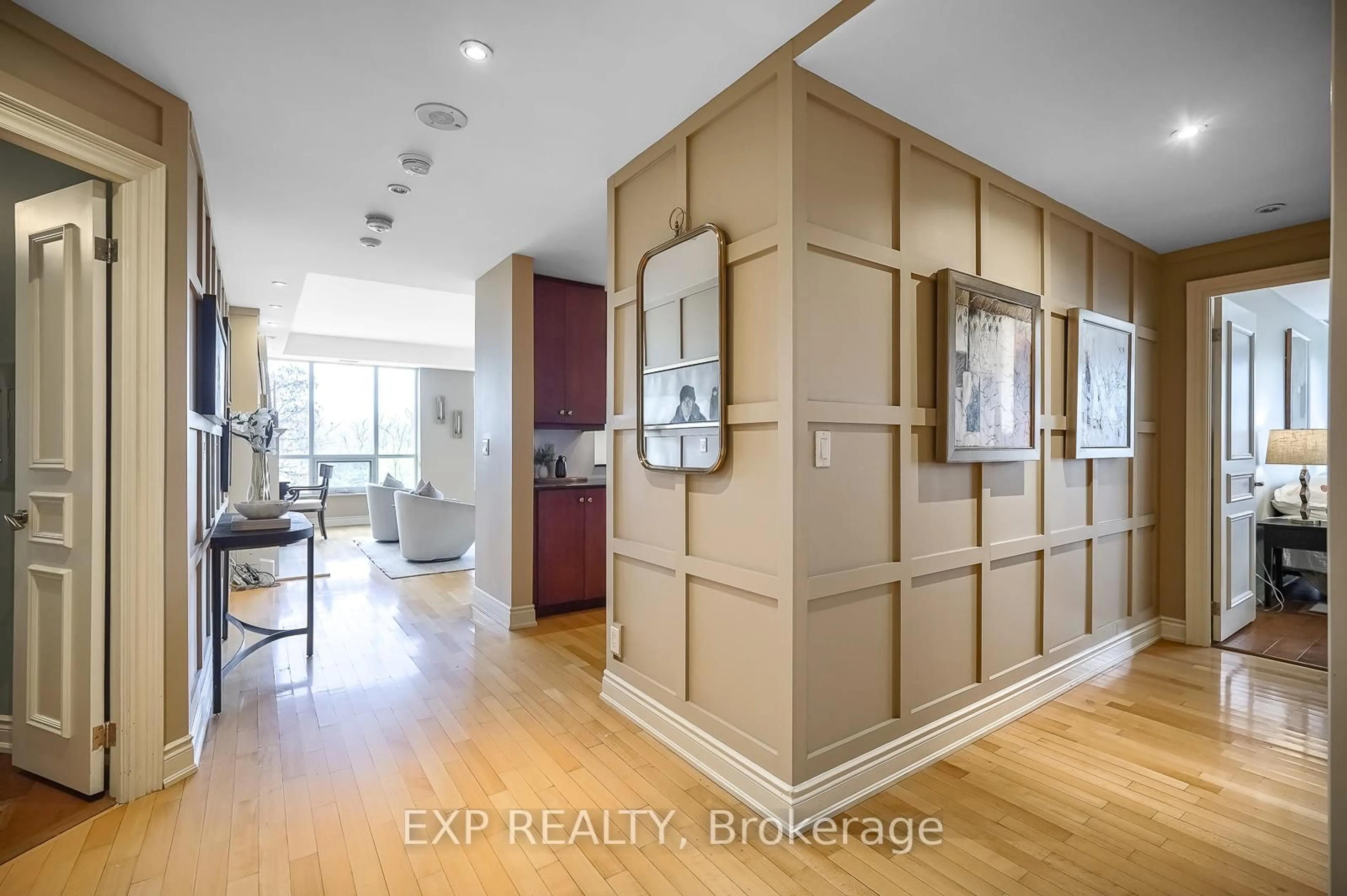 Indoor entryway for 2 Roxborough St #502, Toronto Ontario M4W 3V7