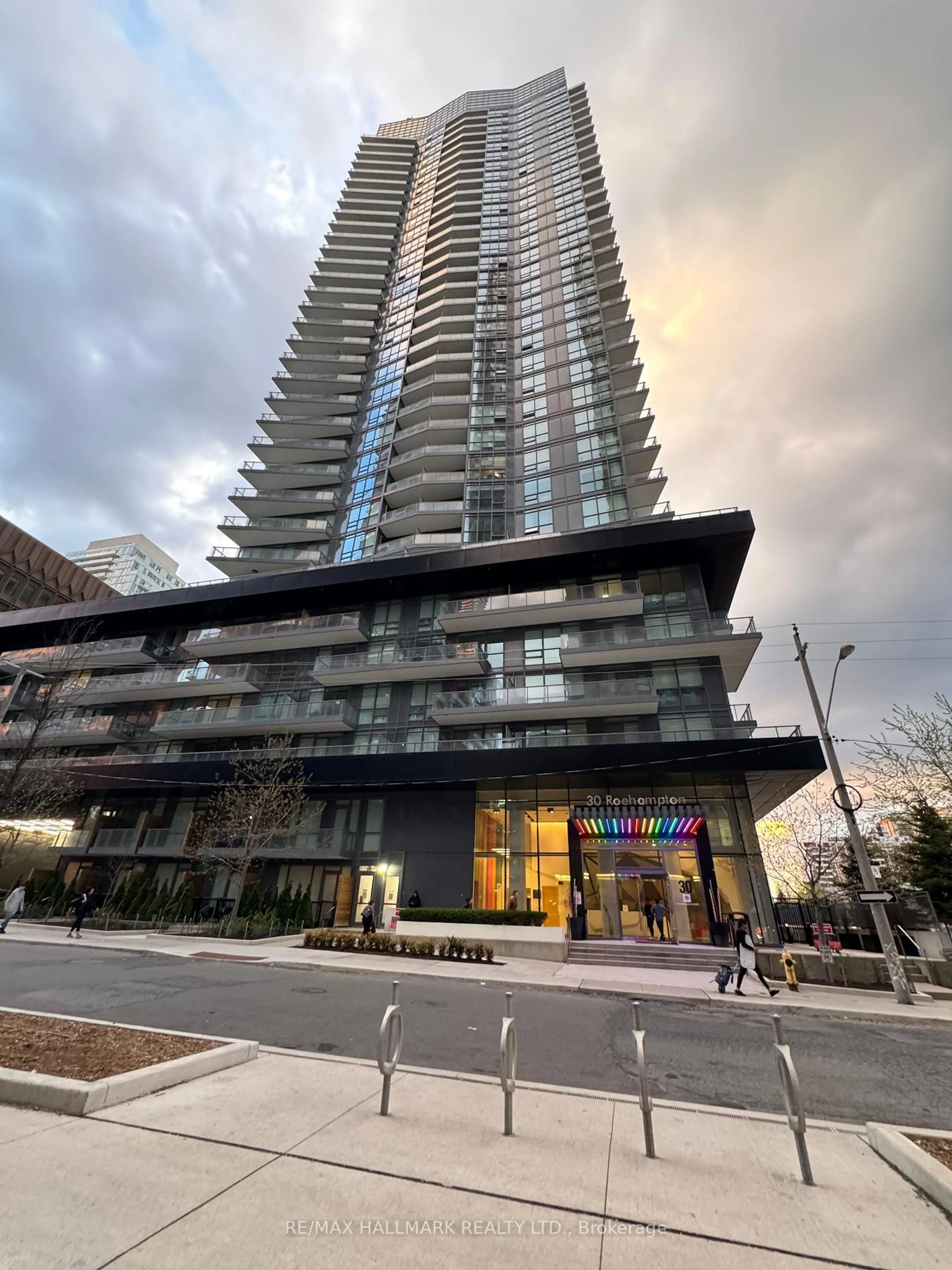Indoor foyer for 30 Roehampton Ave #418, Toronto Ontario M4P 0B9