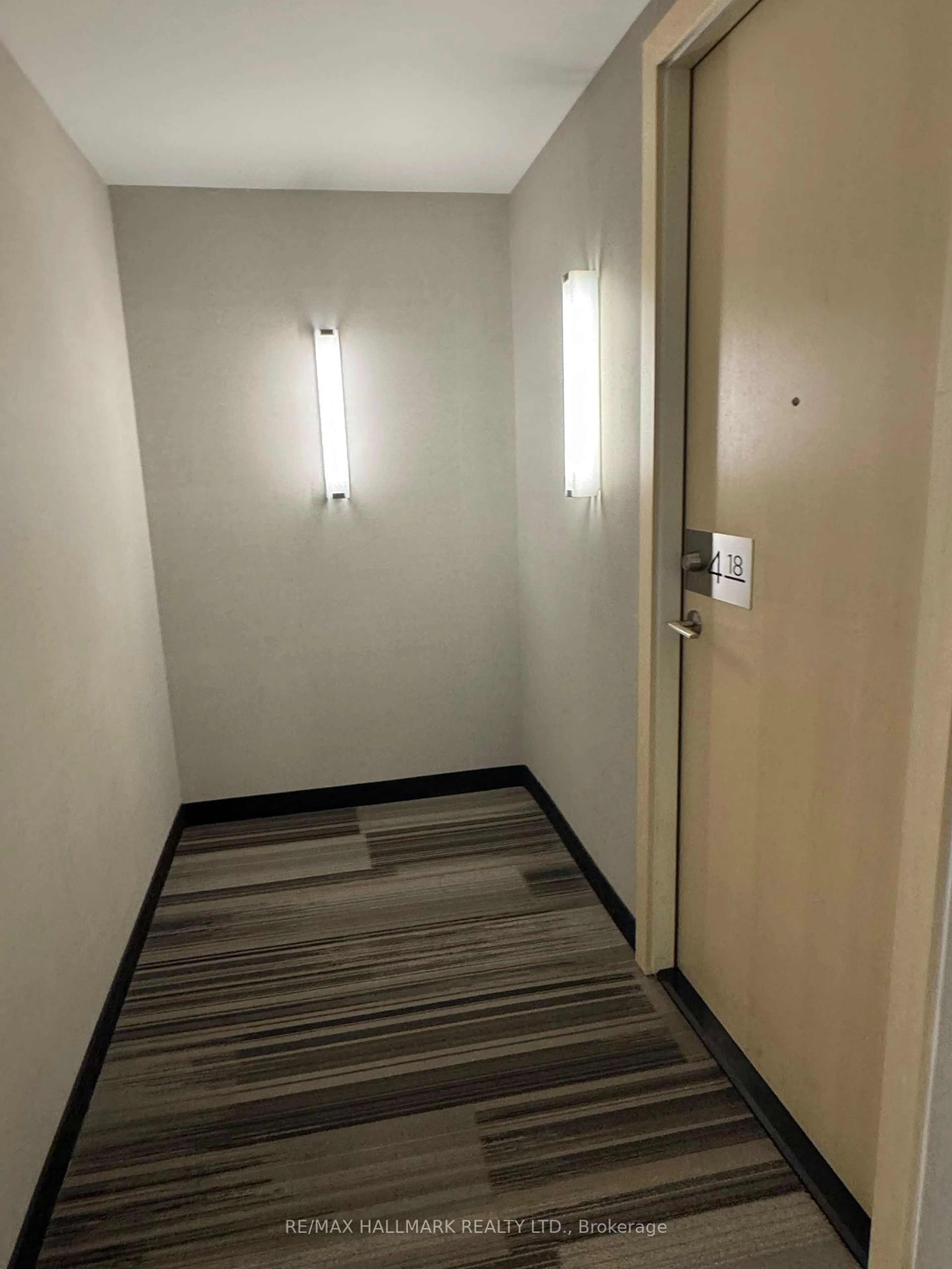 Indoor foyer for 30 Roehampton Ave #418, Toronto Ontario M4P 0B9