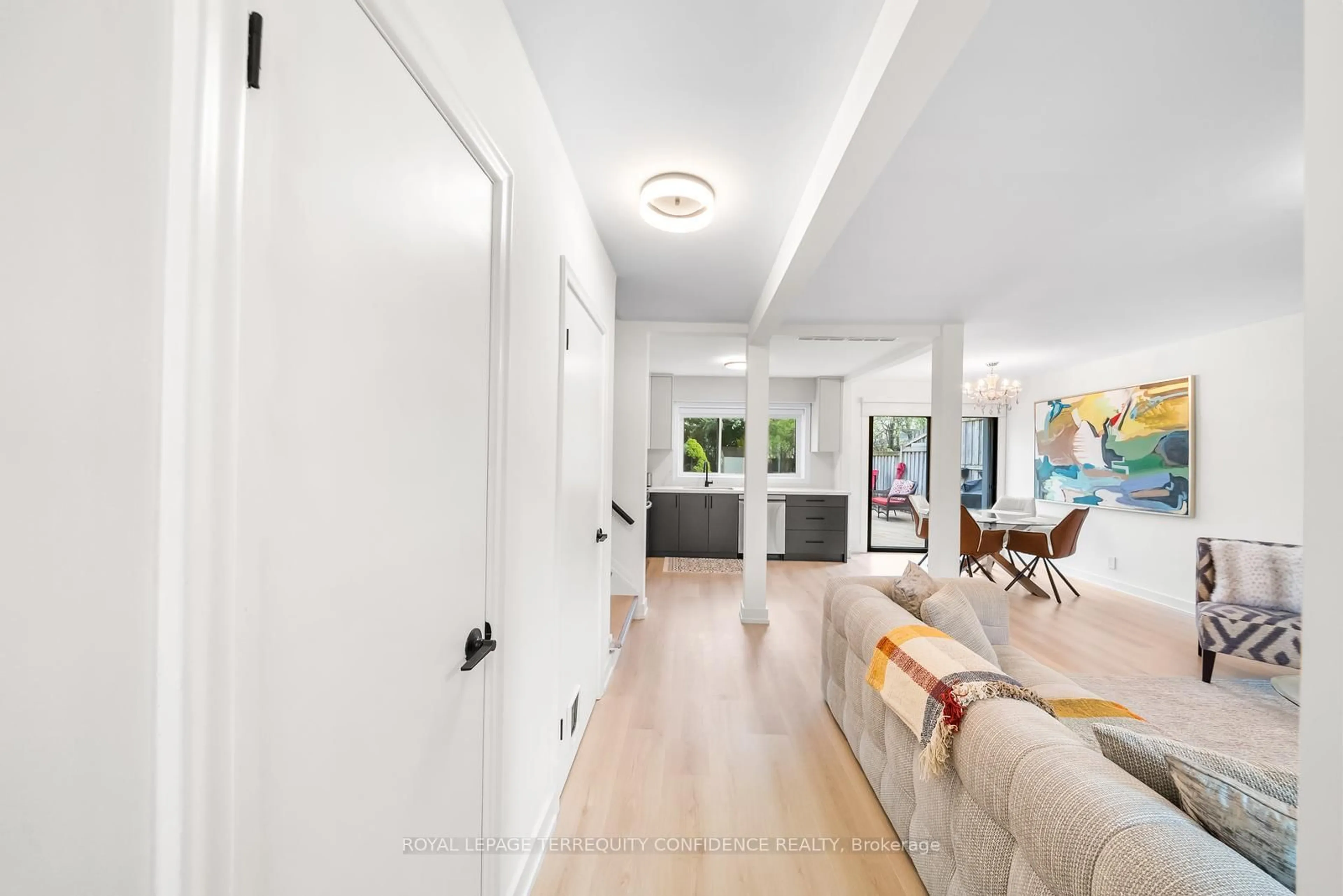 Indoor entryway for 203 Churchill Ave, Toronto Ontario M2R 1E2