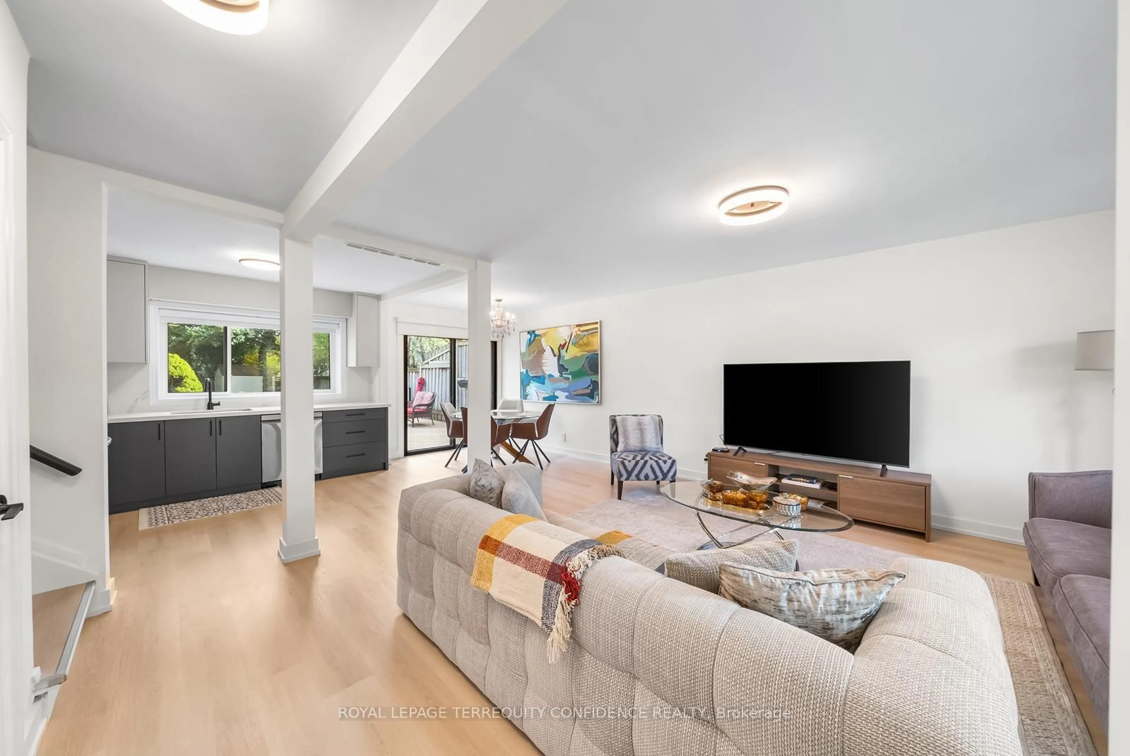 Living room with furniture, unknown for 203 Churchill Ave, Toronto Ontario M2R 1E2