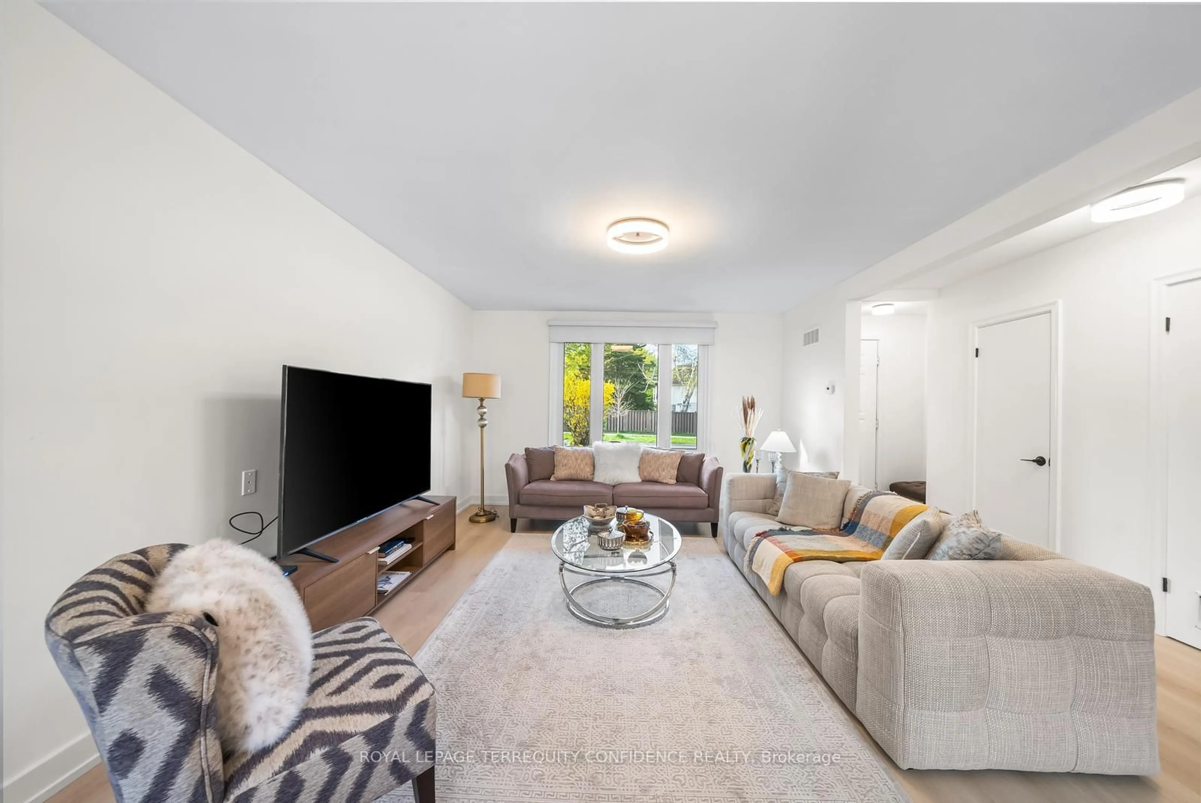 Living room with furniture, unknown for 203 Churchill Ave, Toronto Ontario M2R 1E2