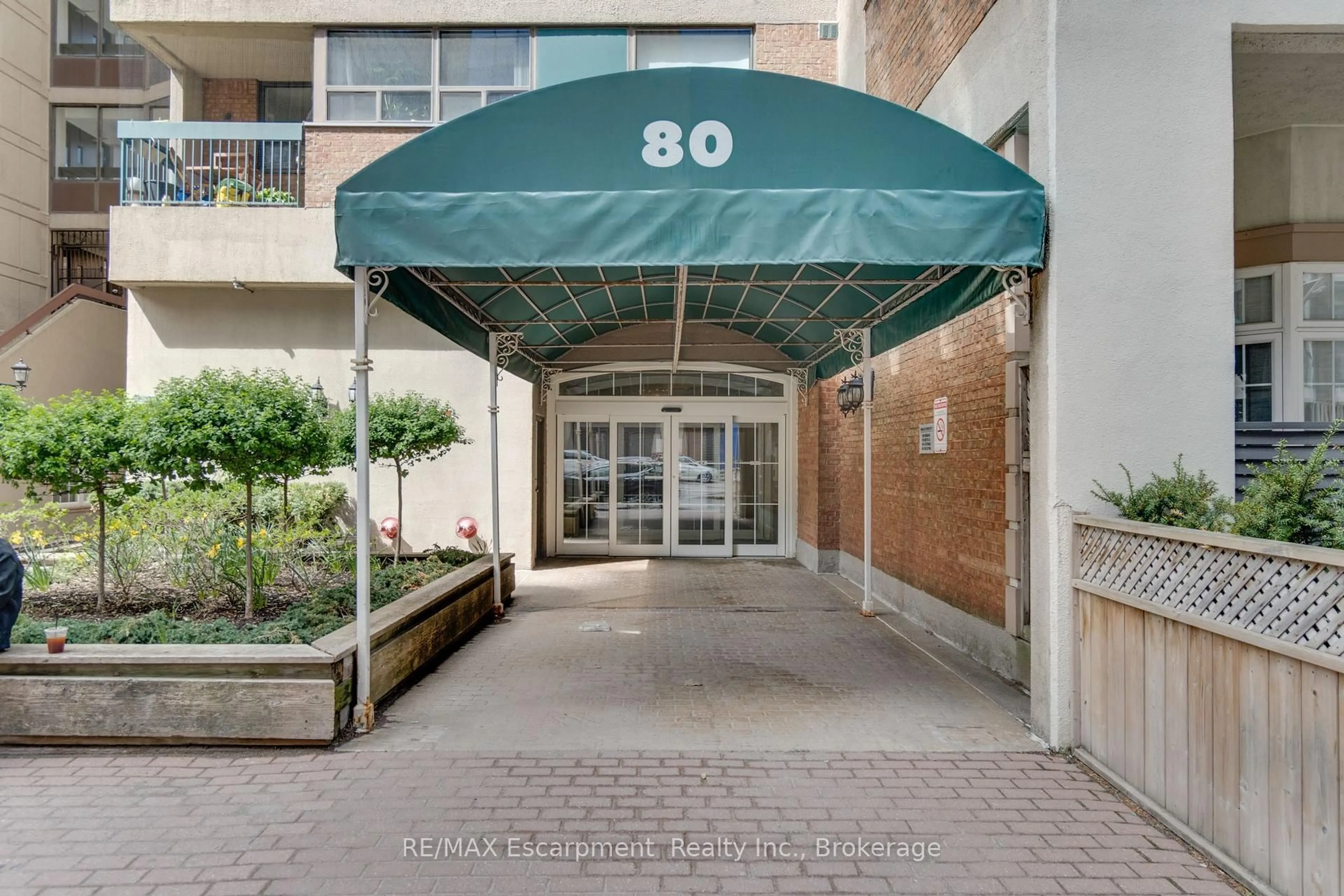 Indoor foyer for 80 Saint Patrick St #820, Toronto Ontario M5T 2X6