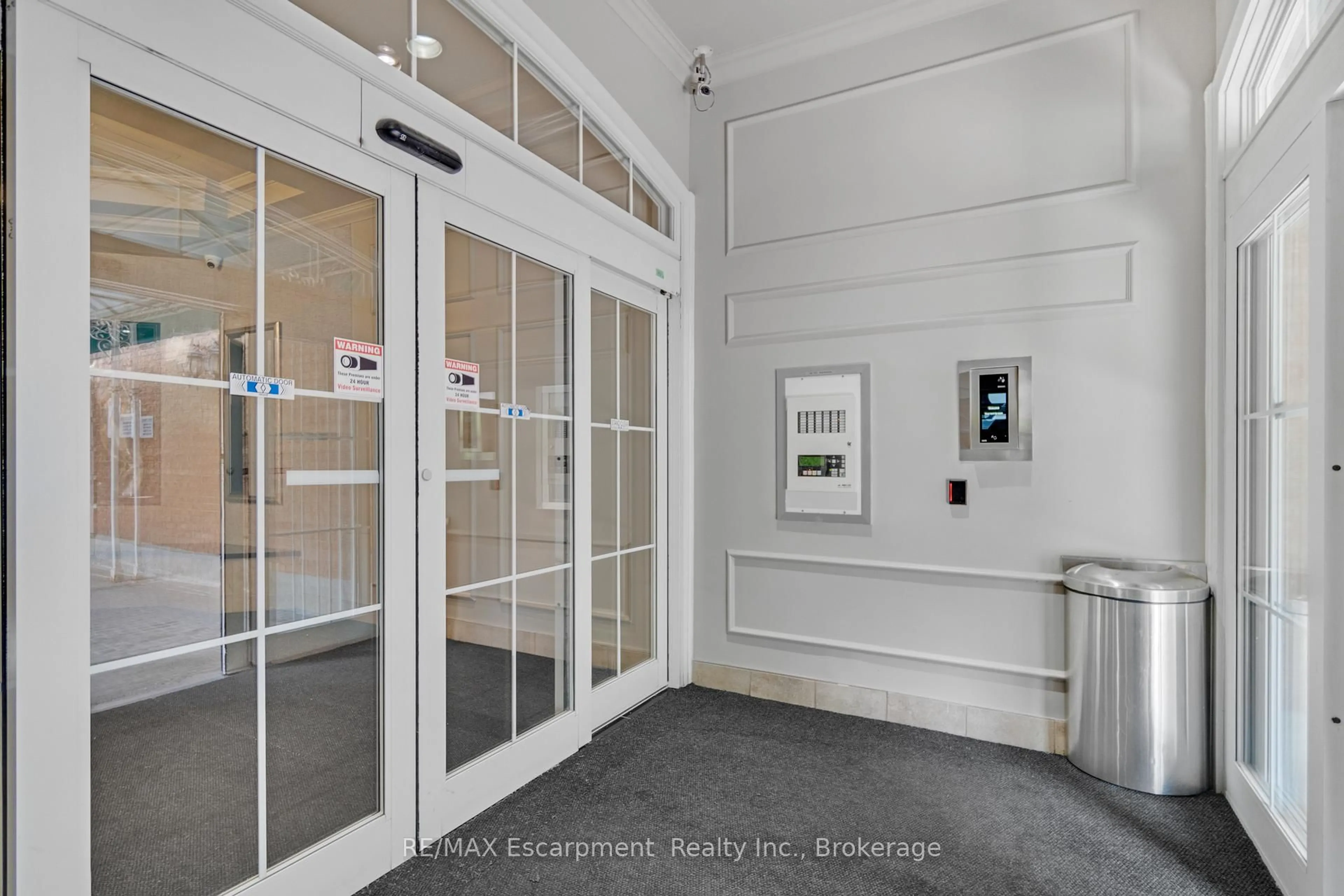 Indoor foyer for 80 Saint Patrick St #820, Toronto Ontario M5T 2X6