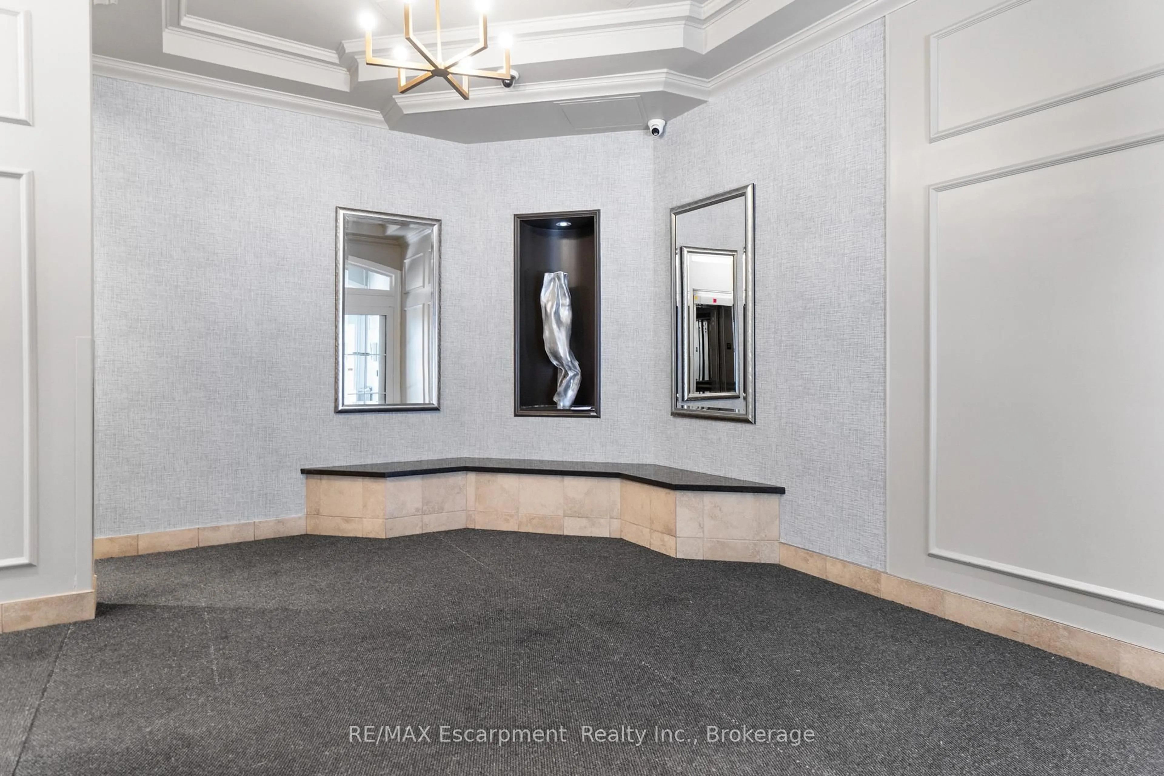 Indoor foyer for 80 Saint Patrick St #820, Toronto Ontario M5T 2X6
