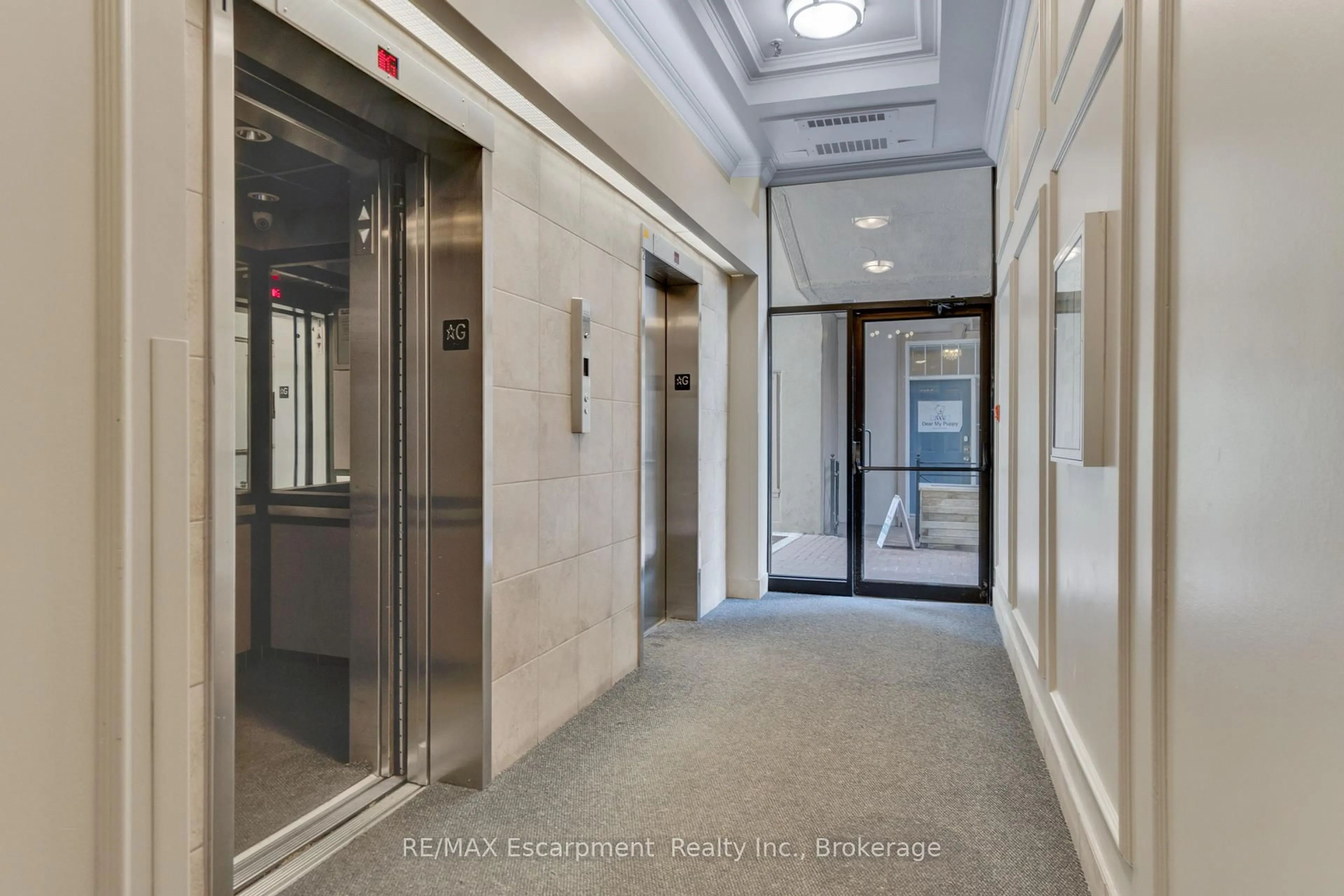 Indoor foyer for 80 Saint Patrick St #820, Toronto Ontario M5T 2X6