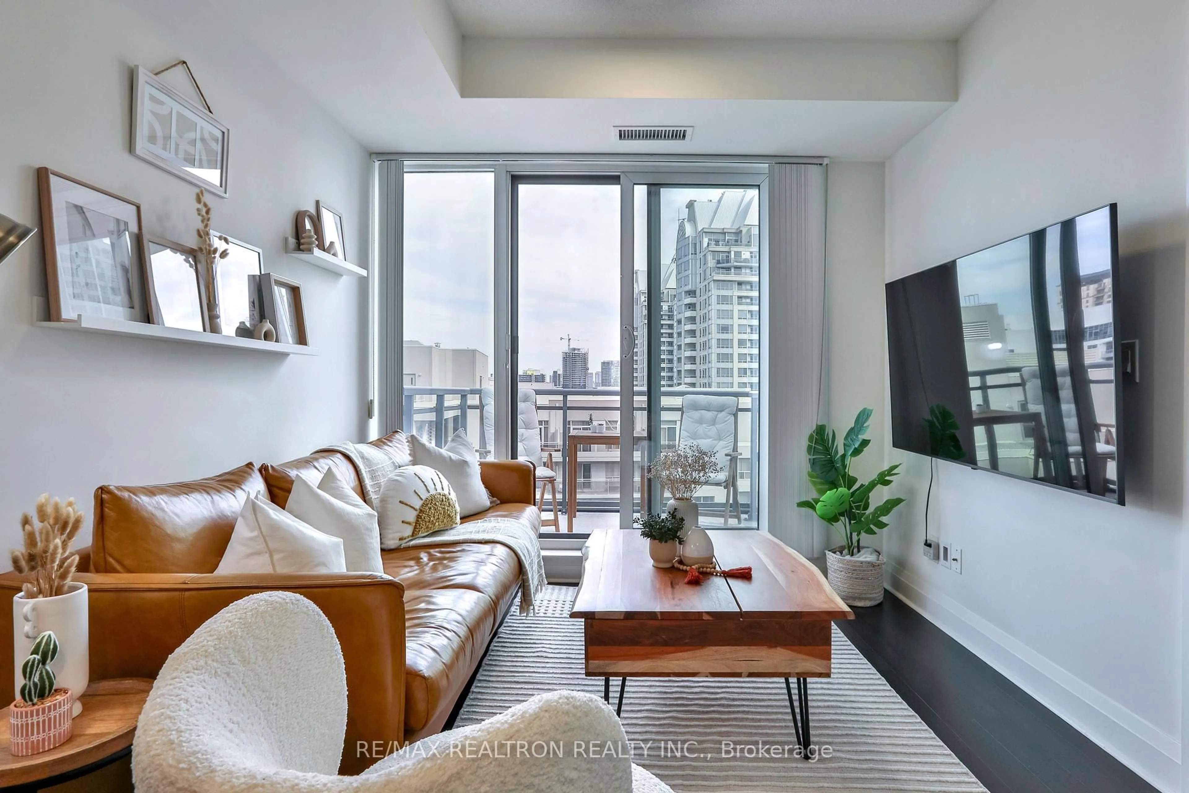 Living room with furniture, unknown for 17 Kenaston Gdns #816, Toronto Ontario M2K 0B9