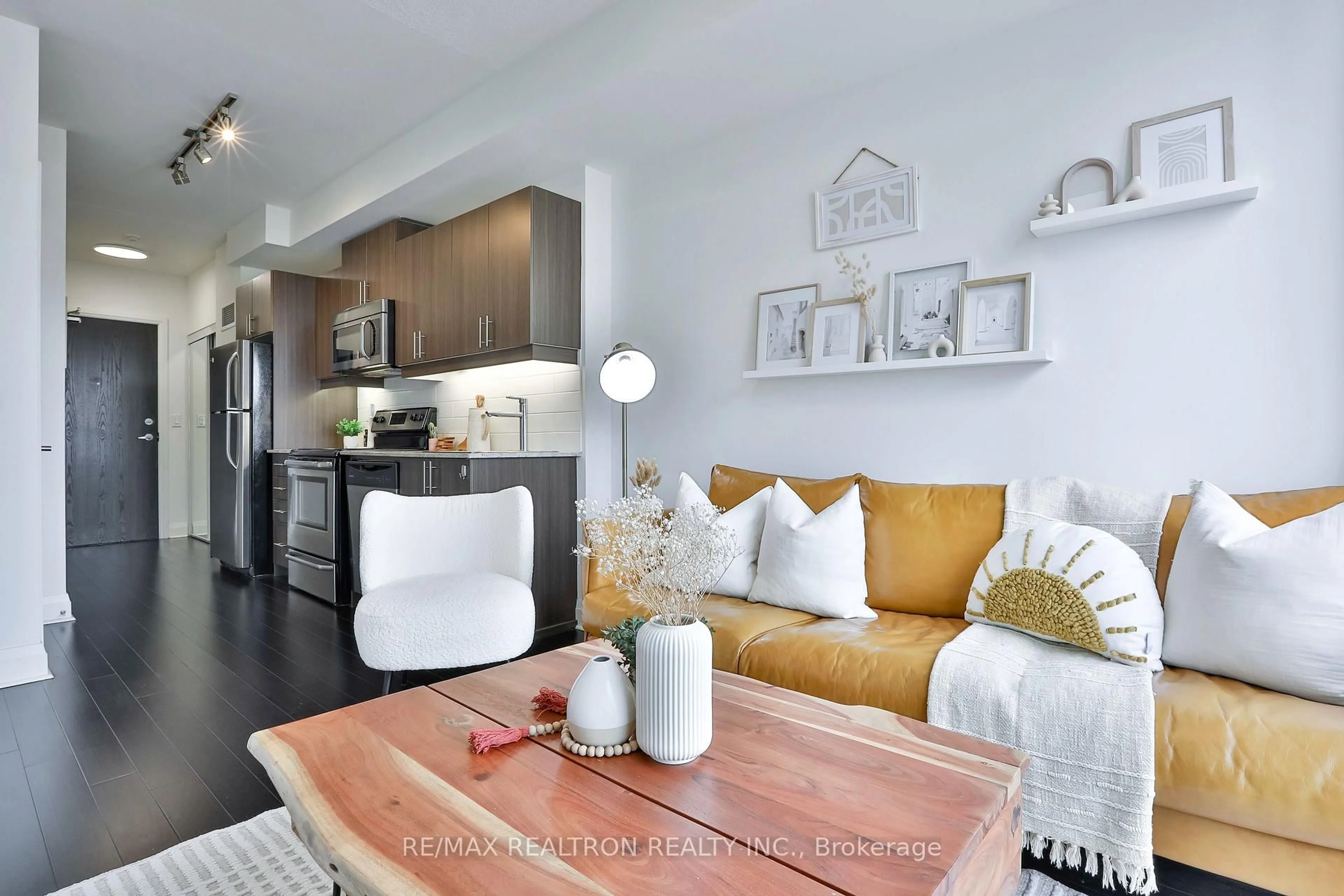 Living room with furniture, unknown for 17 Kenaston Gdns #816, Toronto Ontario M2K 0B9