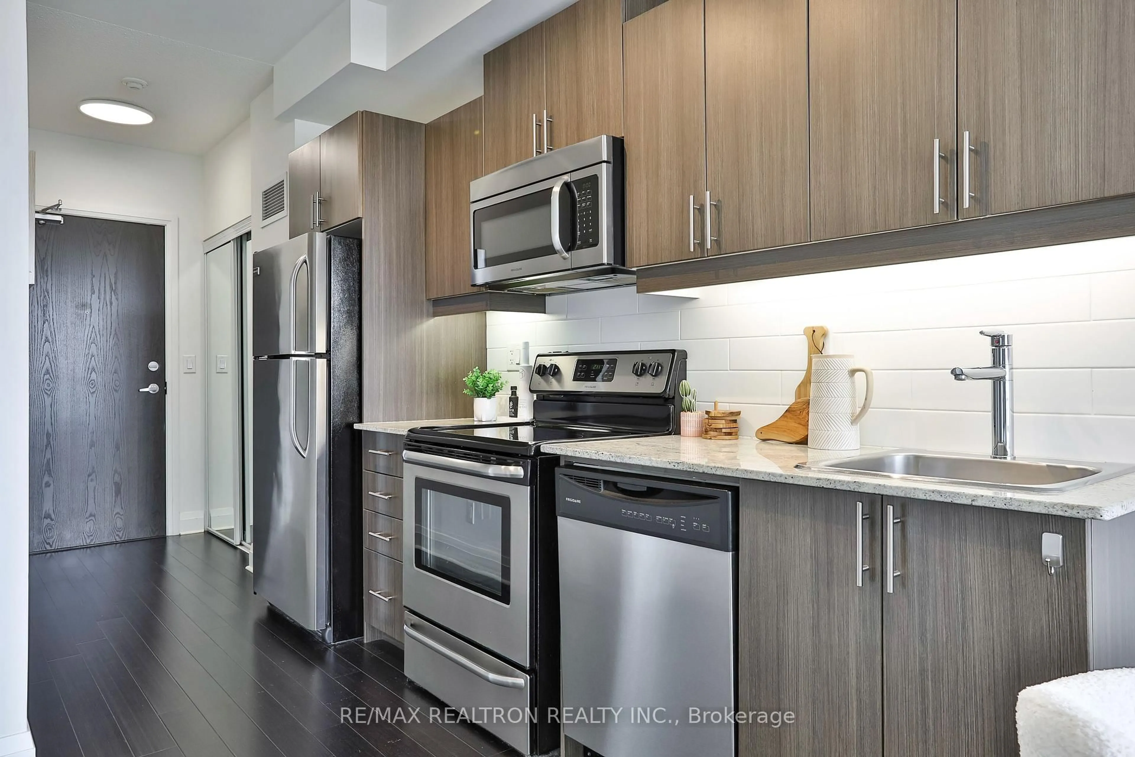 Standard kitchen, wood/laminate floor for 17 Kenaston Gdns #816, Toronto Ontario M2K 0B9