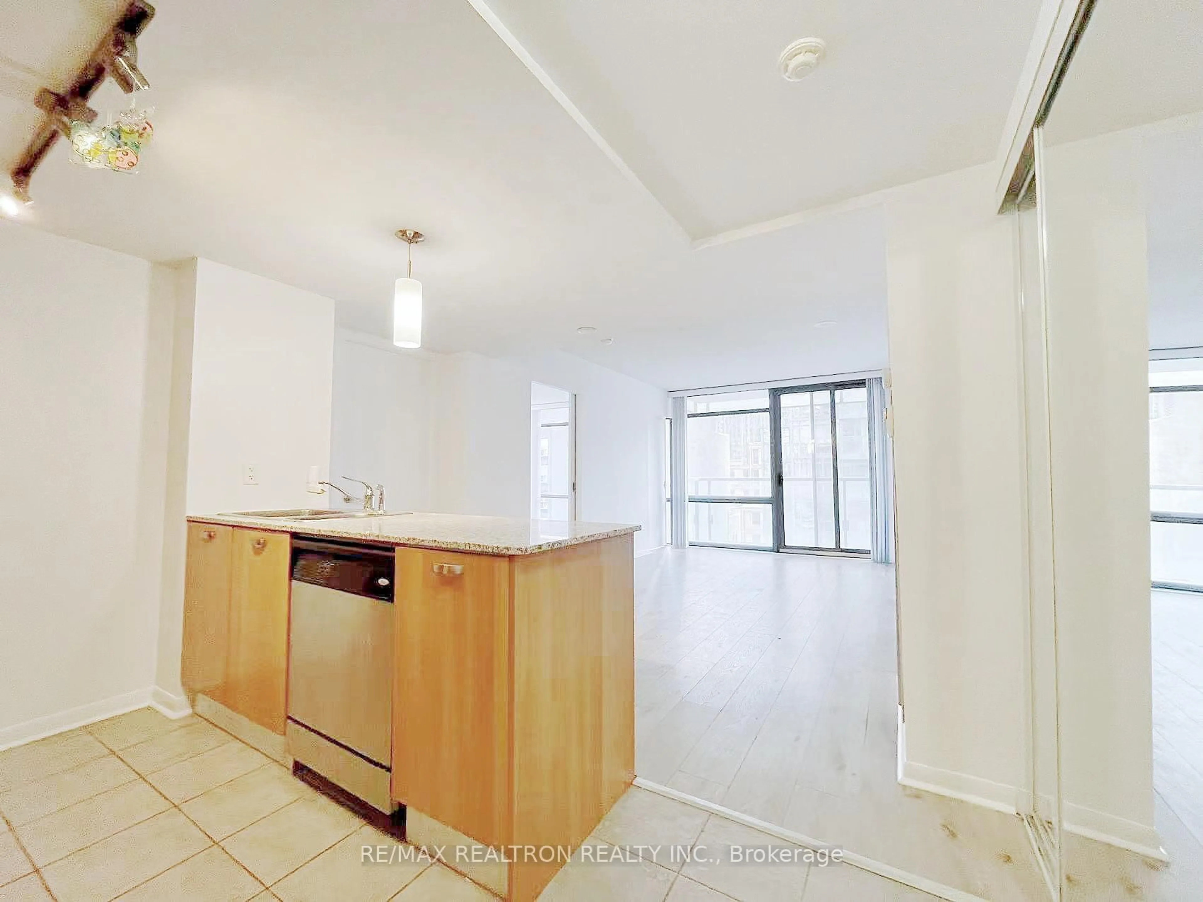 Unknown for 37 Grosvenor St #1009, Toronto Ontario M4Y 3G5