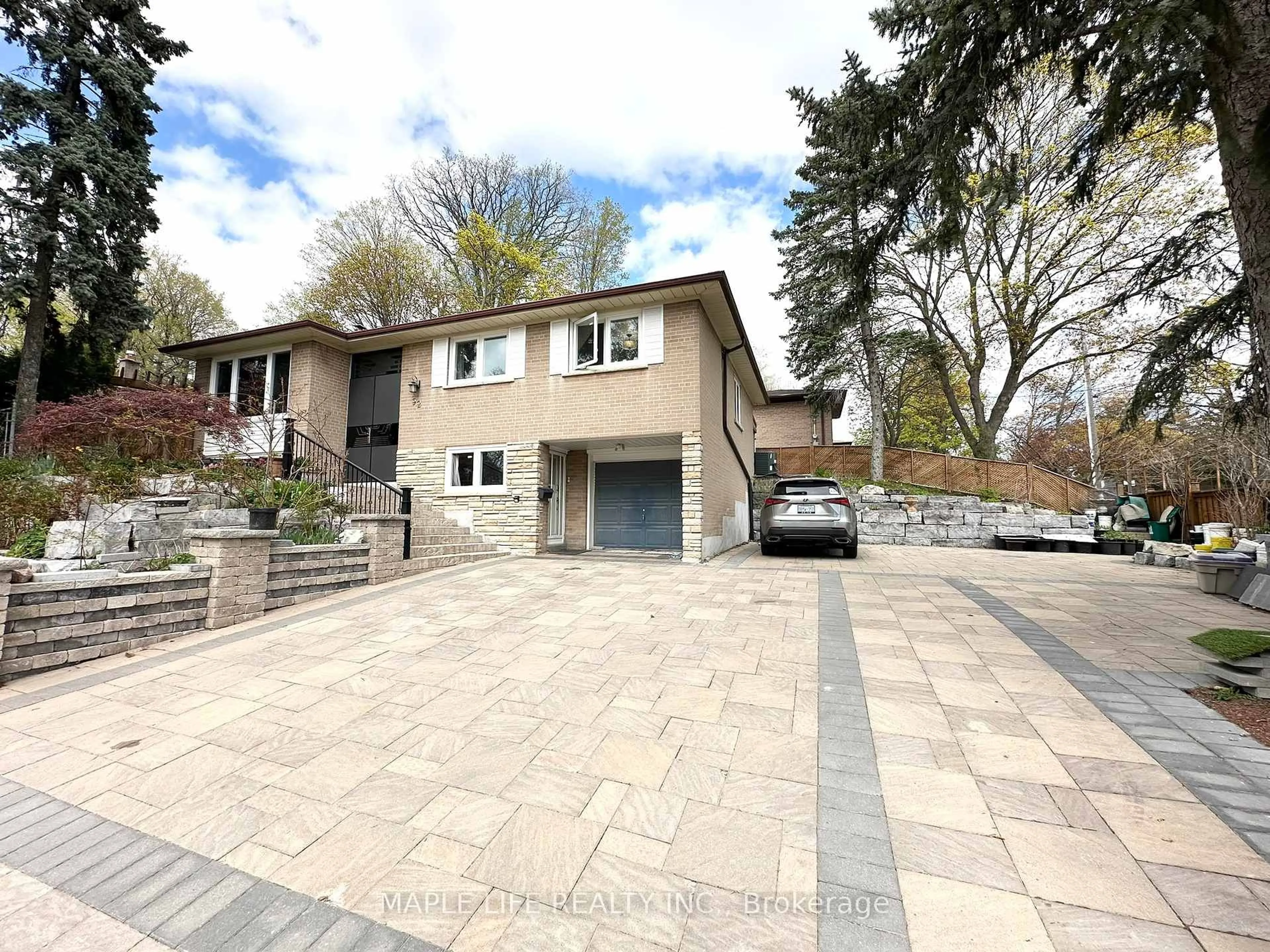 A pic from outside/outdoor area/front of a property/back of a property/a pic from drone, street for 92 Rameau Dr, Toronto Ontario M2H 1T9
