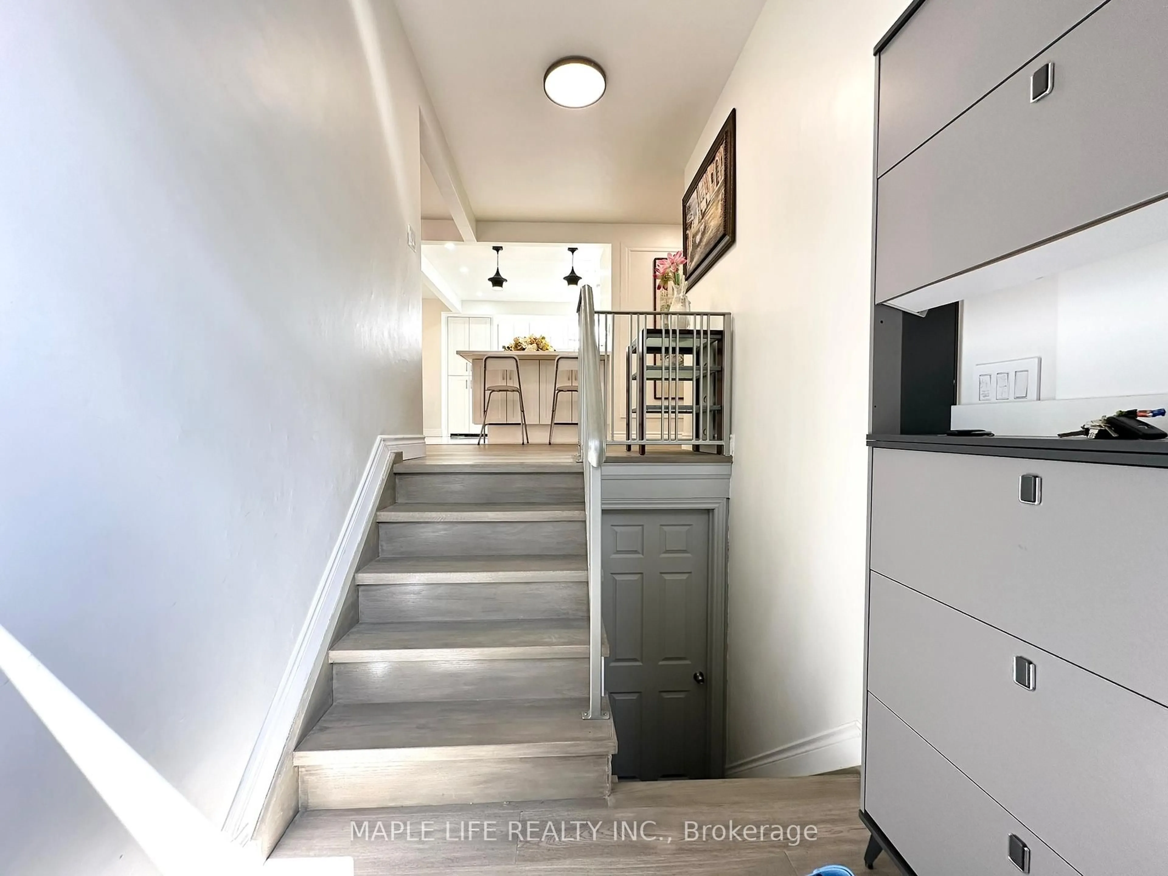 Indoor entryway for 92 Rameau Dr, Toronto Ontario M2H 1T9
