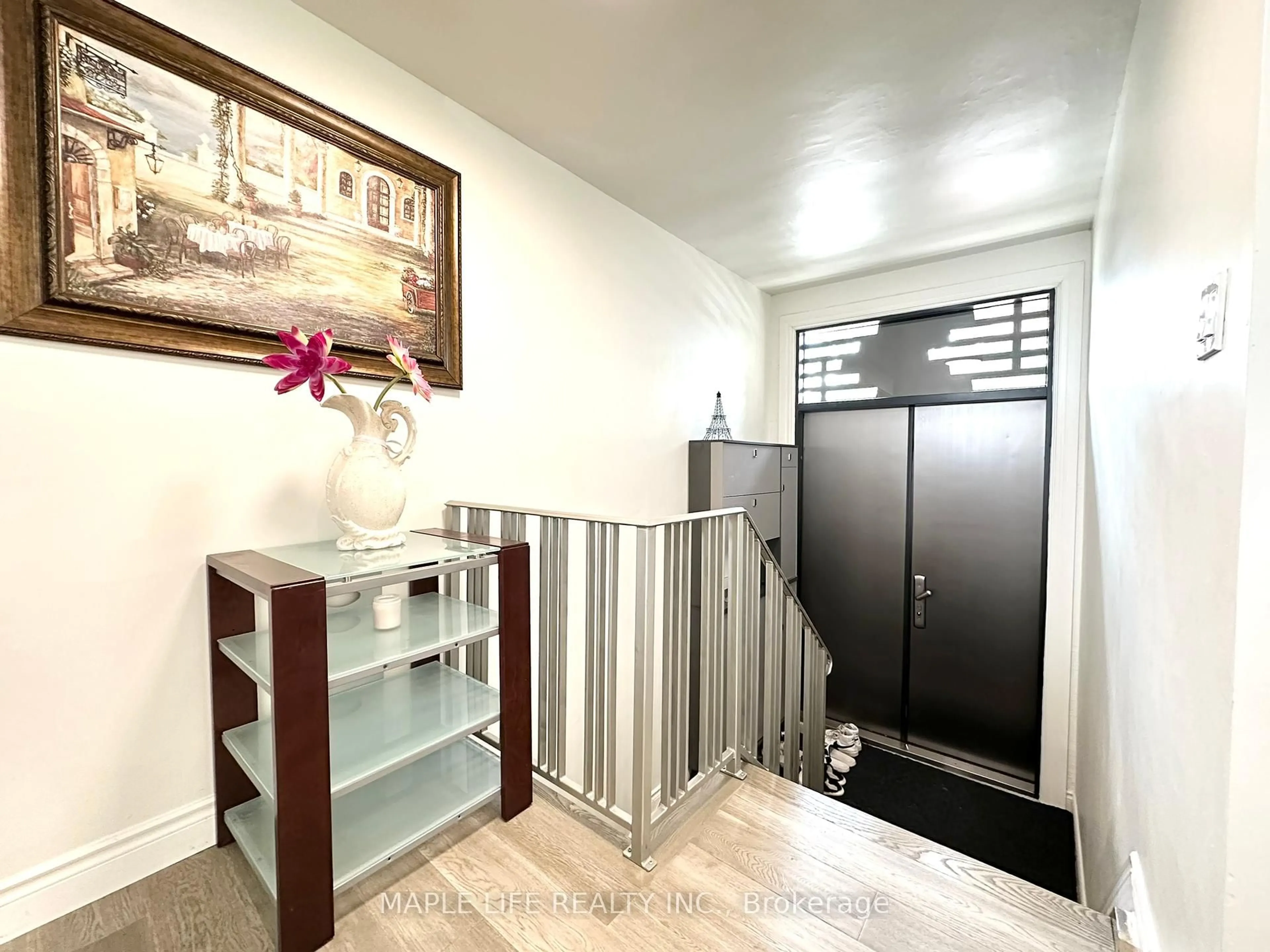 Indoor entryway for 92 Rameau Dr, Toronto Ontario M2H 1T9