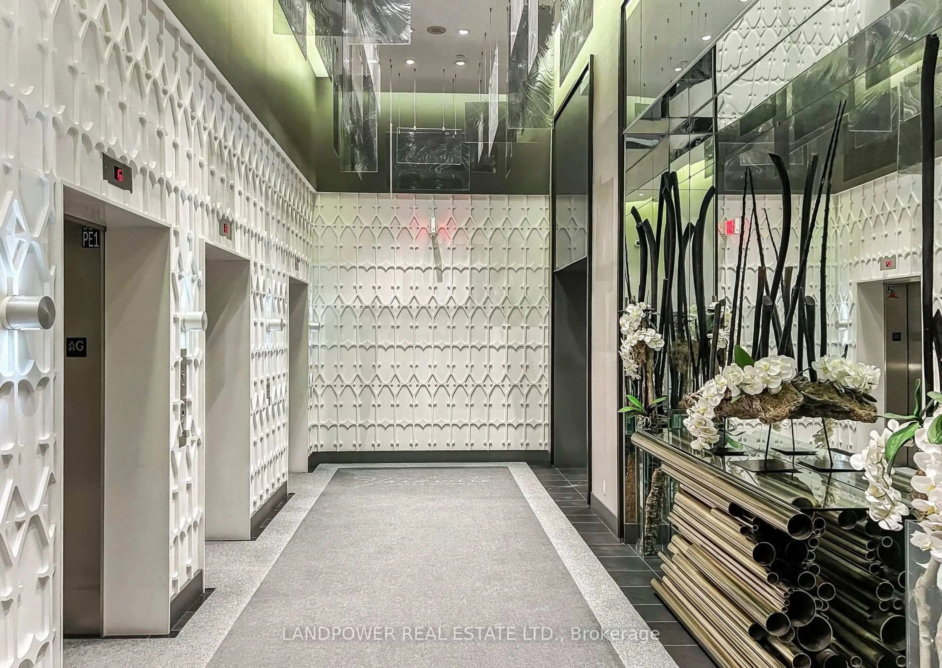 Indoor foyer for 32 Davenport Rd #2708, Toronto Ontario M5R 0B5