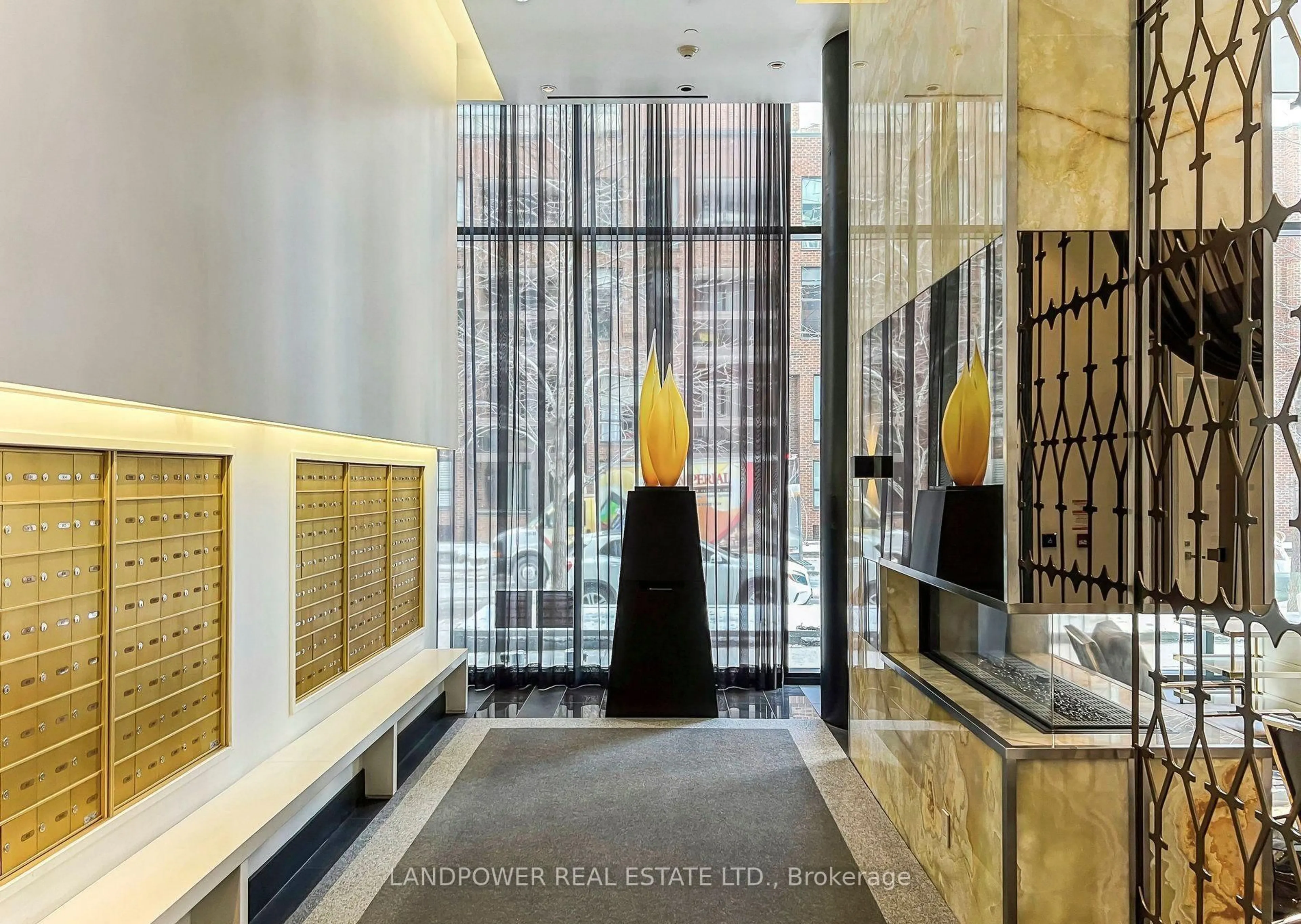 Indoor foyer for 32 Davenport Rd #2708, Toronto Ontario M5R 0B5