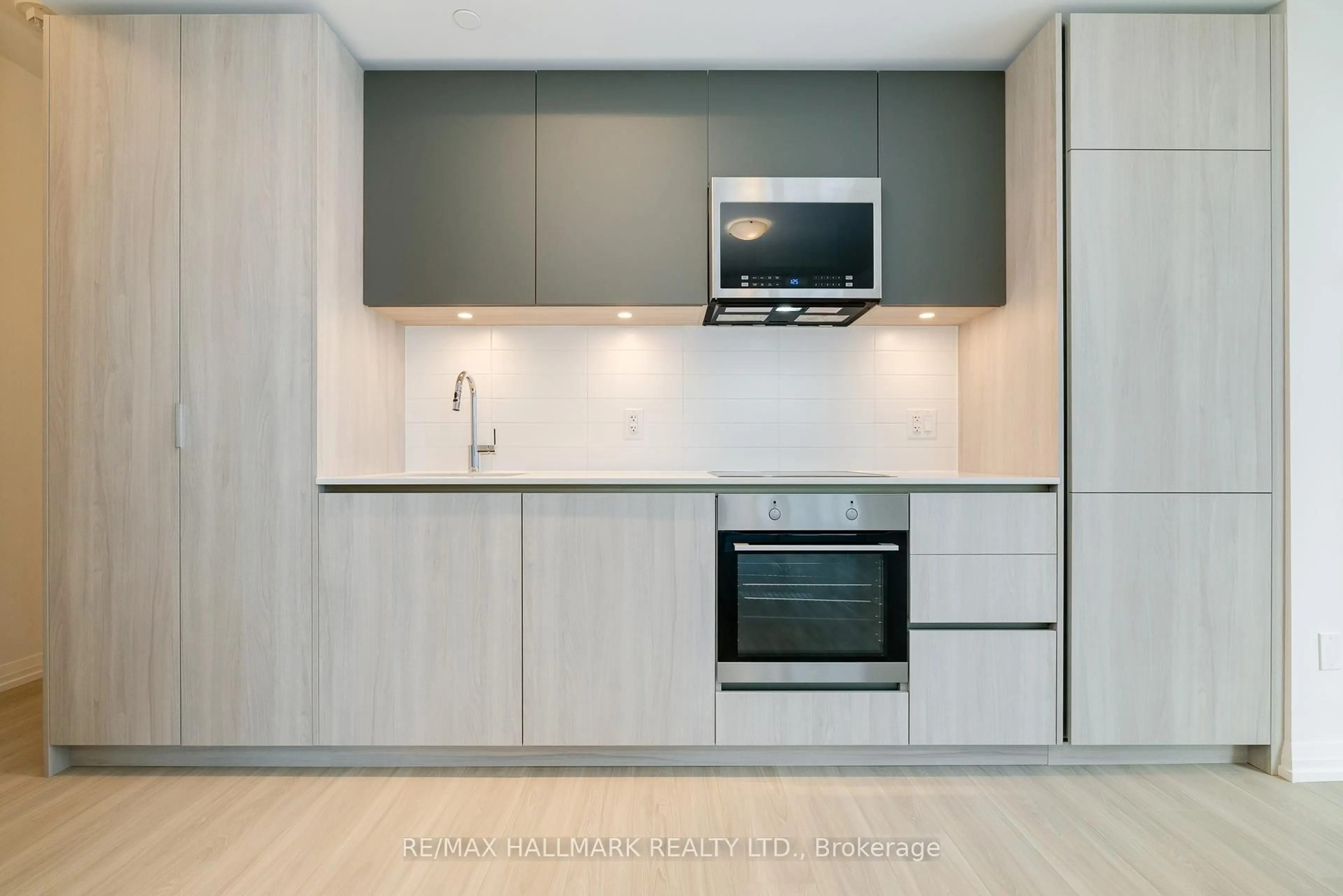 Standard kitchen, unknown for 8 Widmer St #2905, Toronto Ontario M5V 0W6