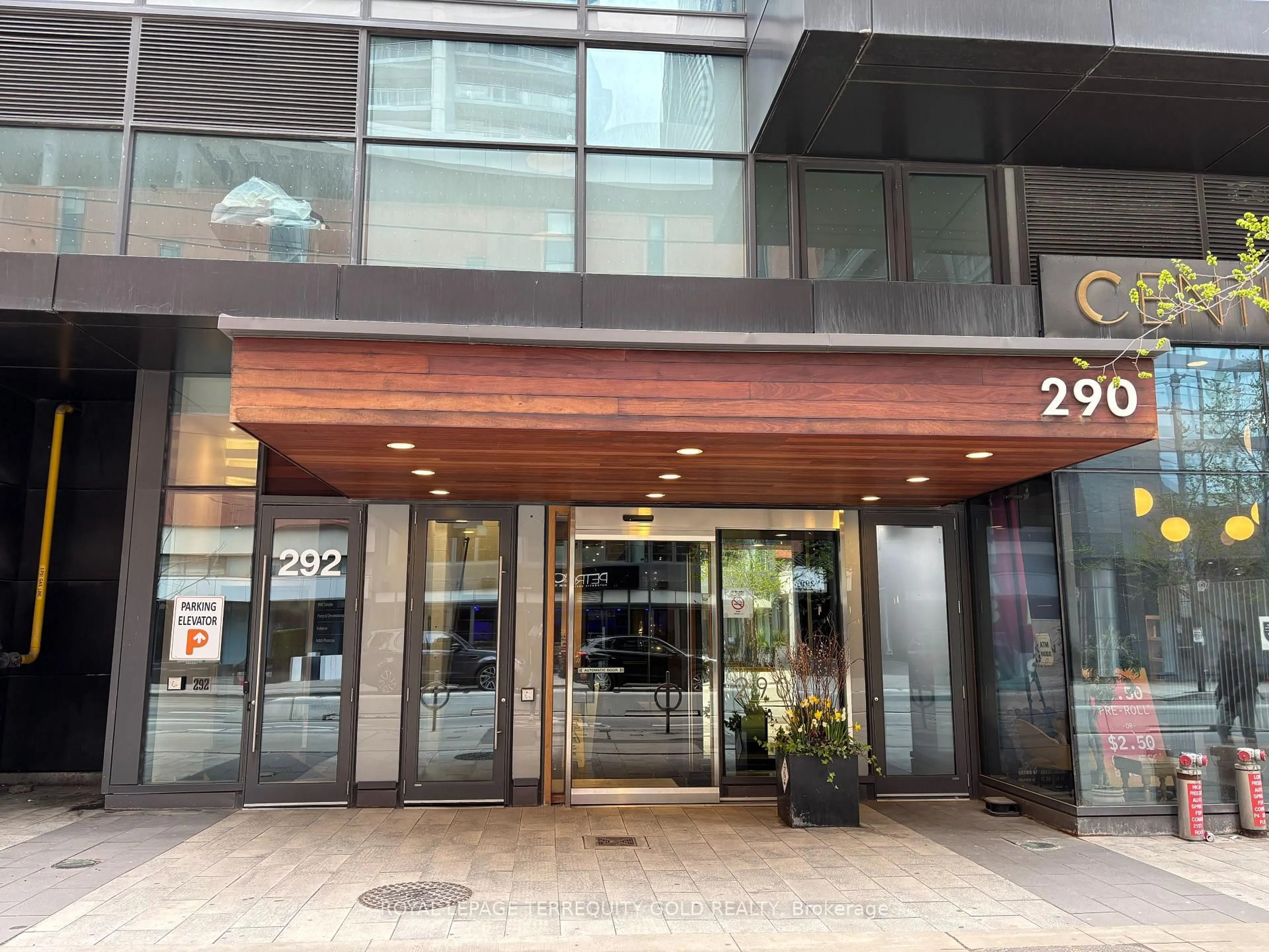 Indoor foyer for 290 Adelaide St #1706, Toronto Ontario M5V 0P3