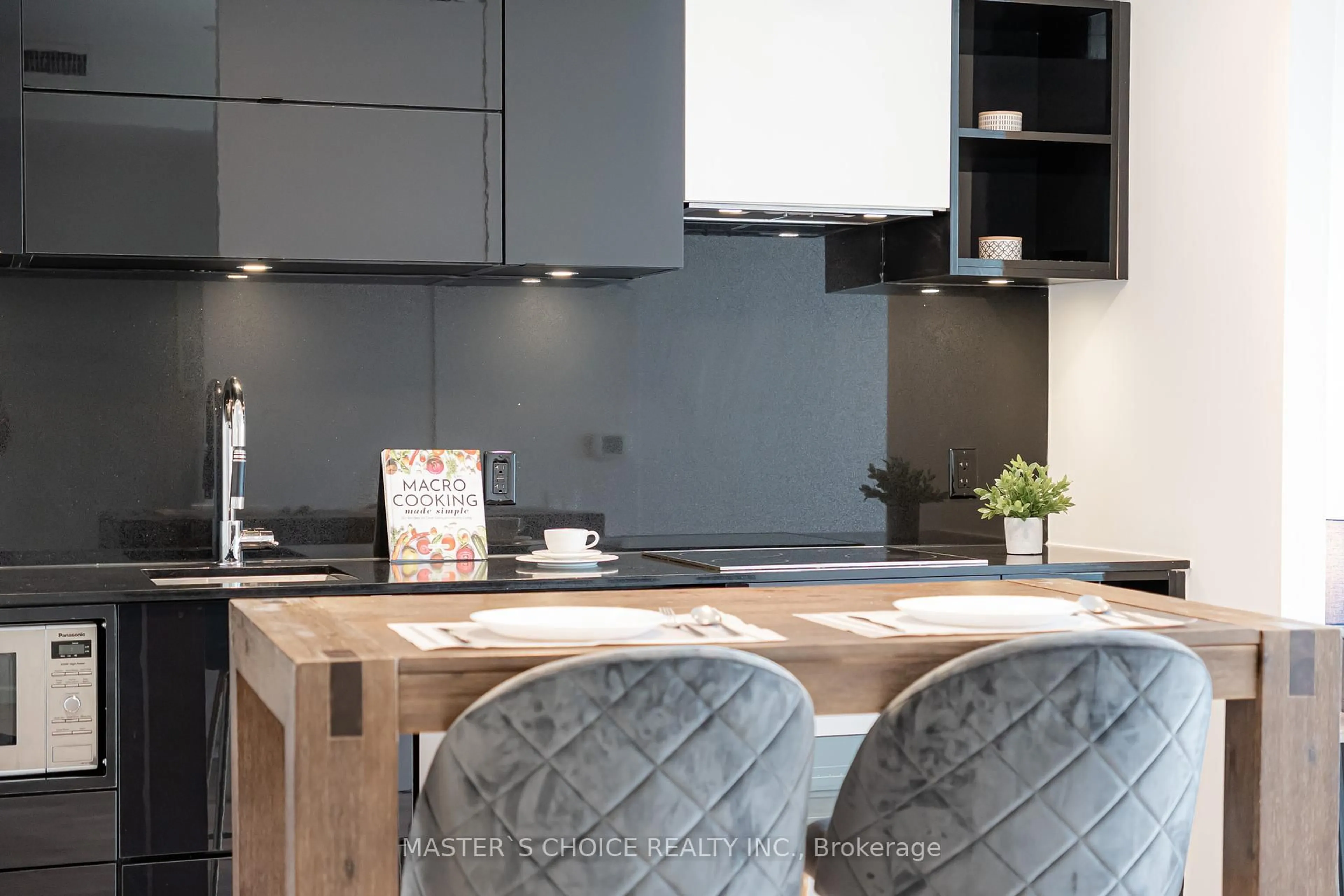 Contemporary kitchen, wood/laminate floor for 125 Peter St #2806, Toronto Ontario M5V 2G9