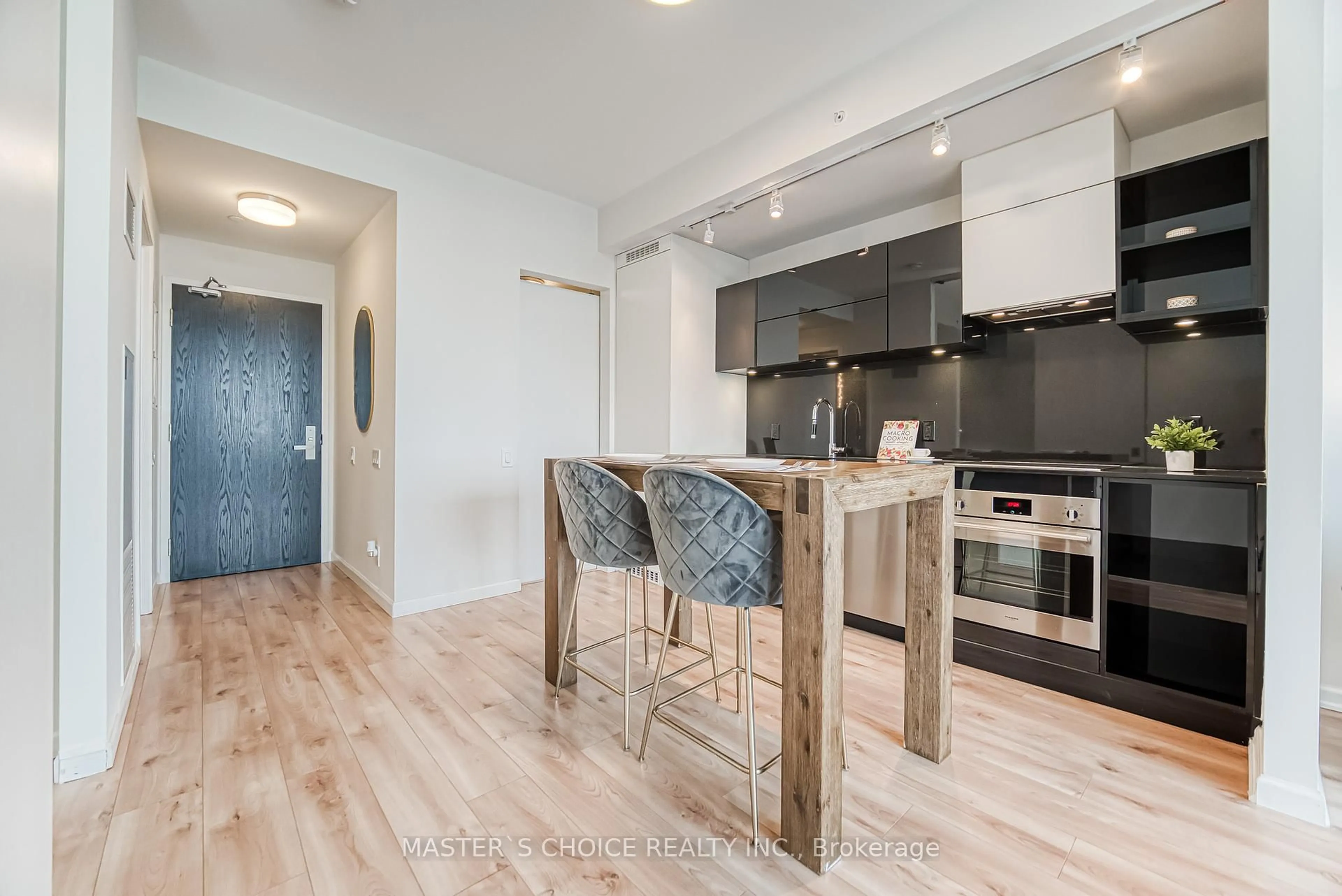 Open concept kitchen, wood/laminate floor for 125 Peter St #2806, Toronto Ontario M5V 2G9