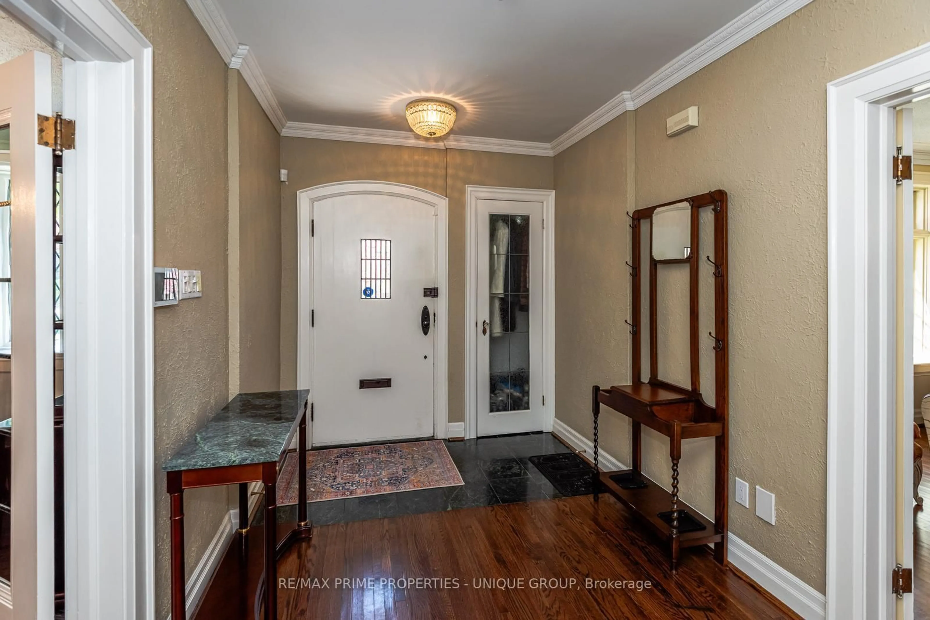 Indoor entryway for 115 Glenayr Rd, Toronto Ontario M5P 3C1