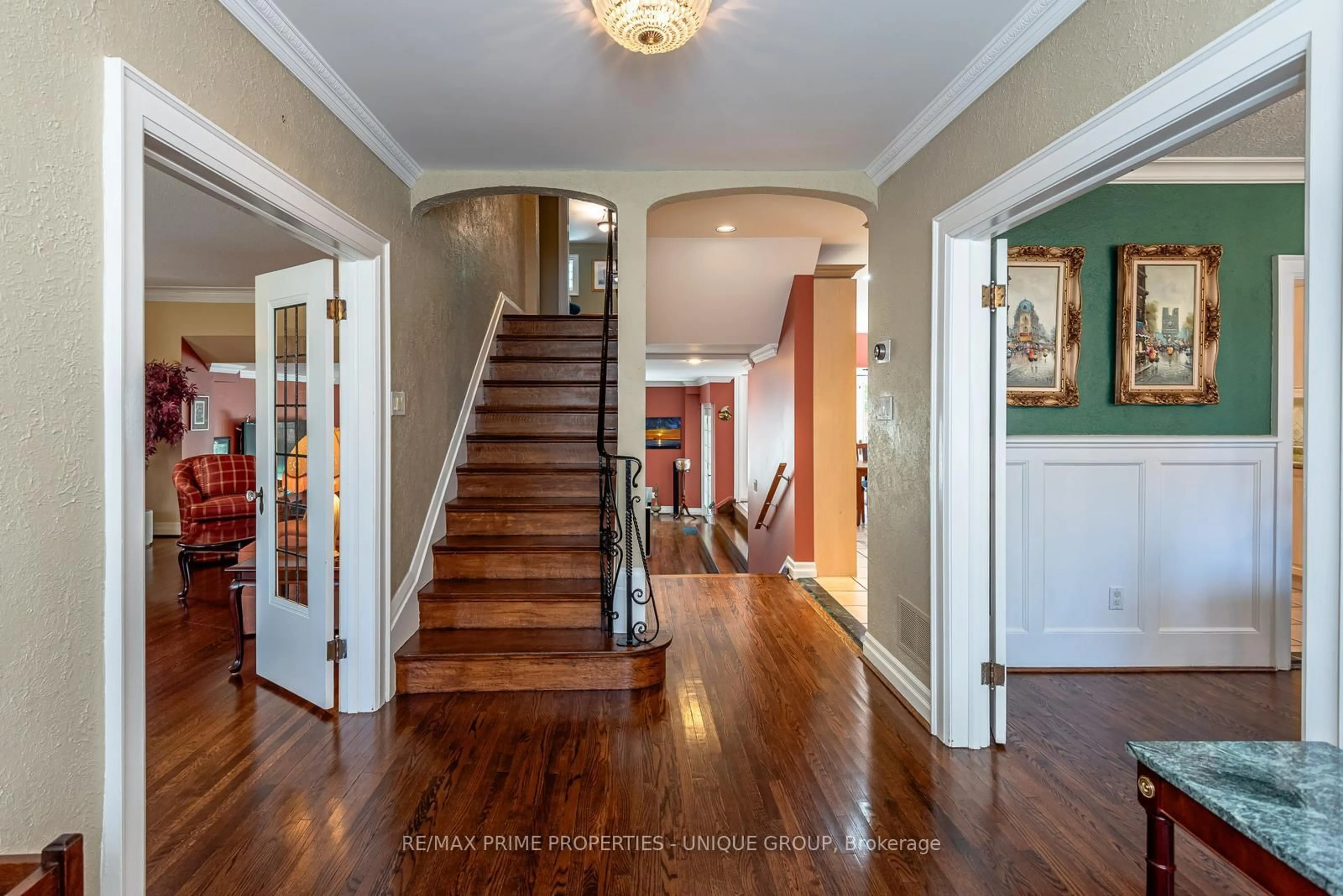Indoor entryway for 115 Glenayr Rd, Toronto Ontario M5P 3C1