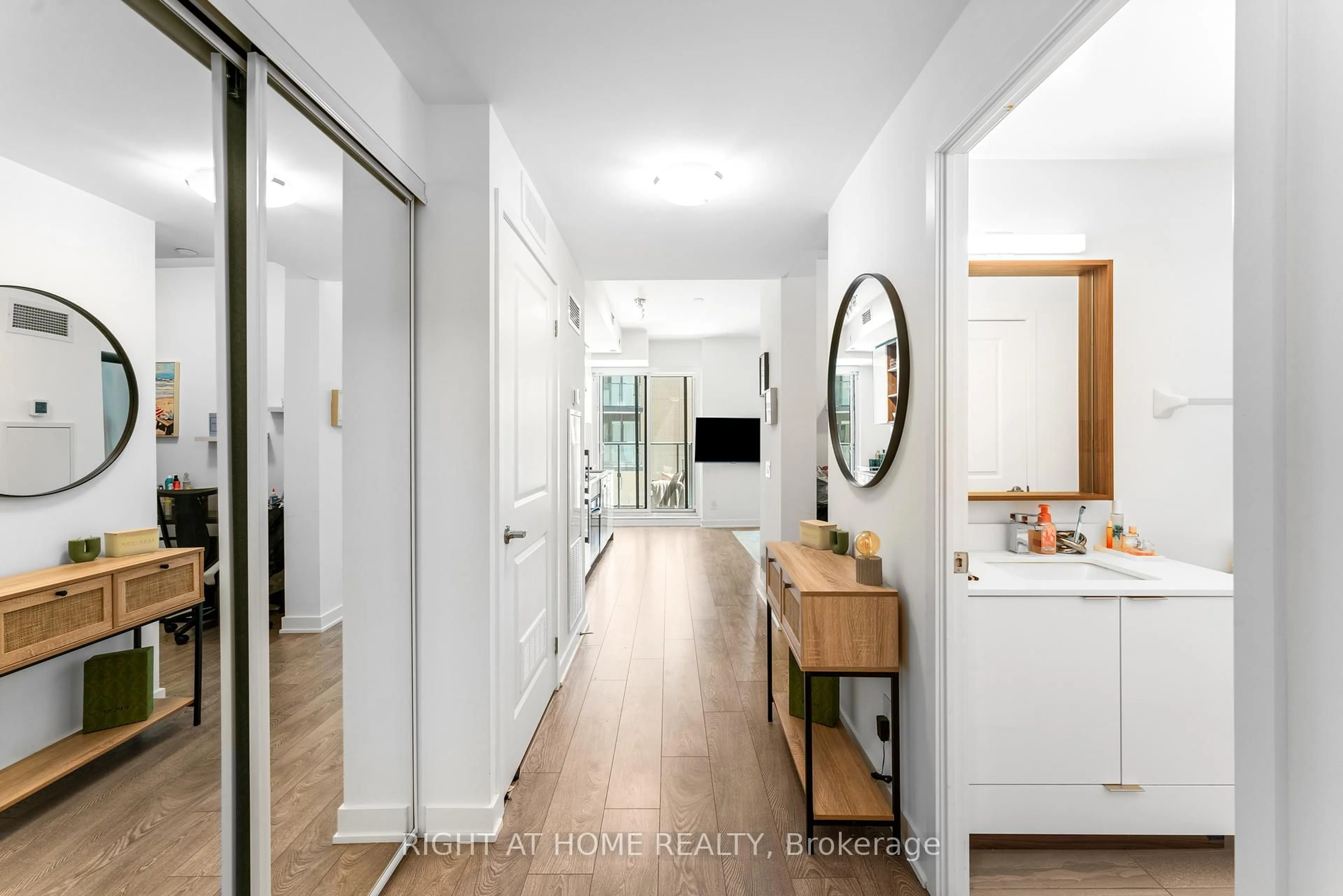 Indoor entryway for 543 Richmond St #334, Toronto Ontario M5V 1Y6